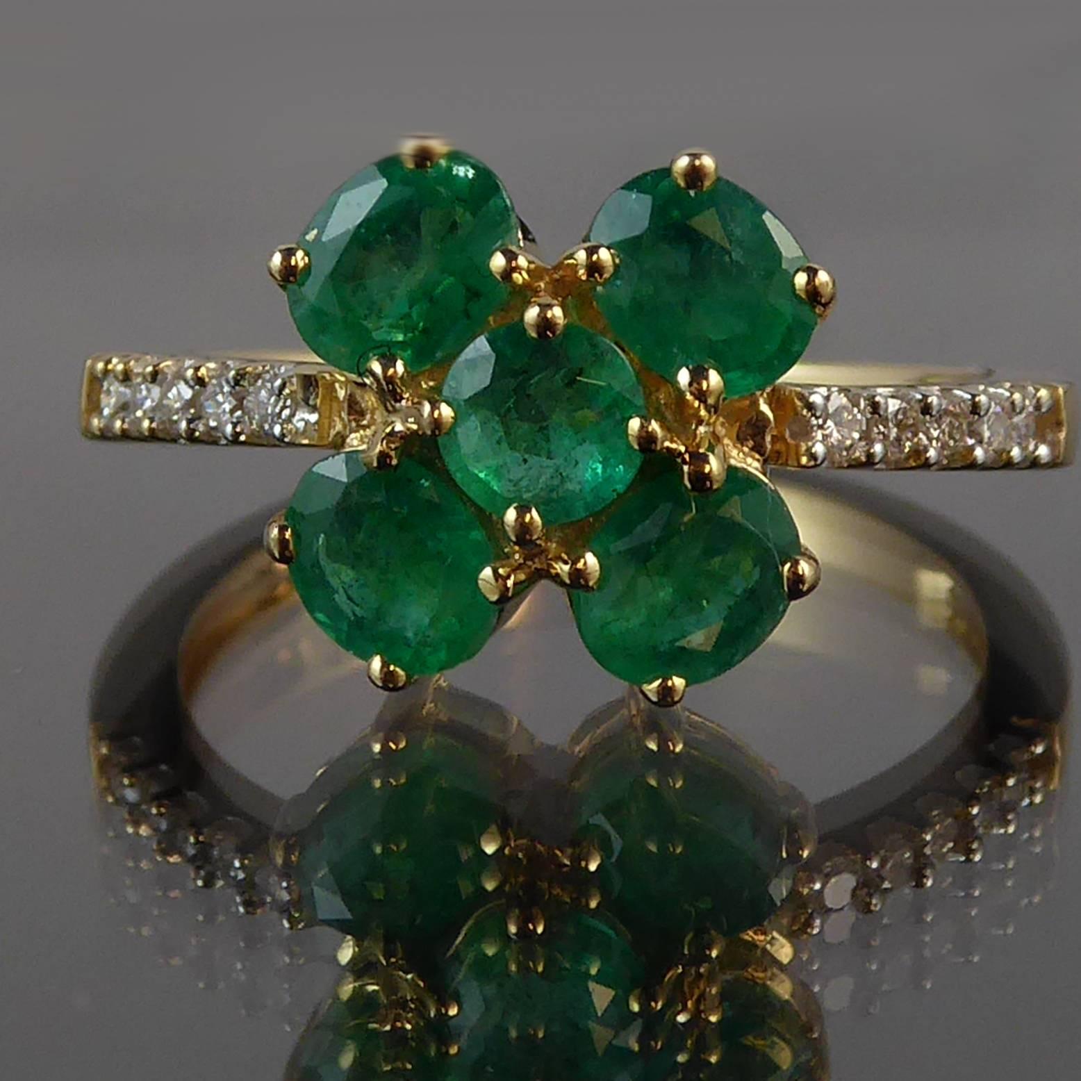 1980s Vintage Emerald Diamond Cluster Ring, 18 Carat Gold, Diamonds Shoulders 2