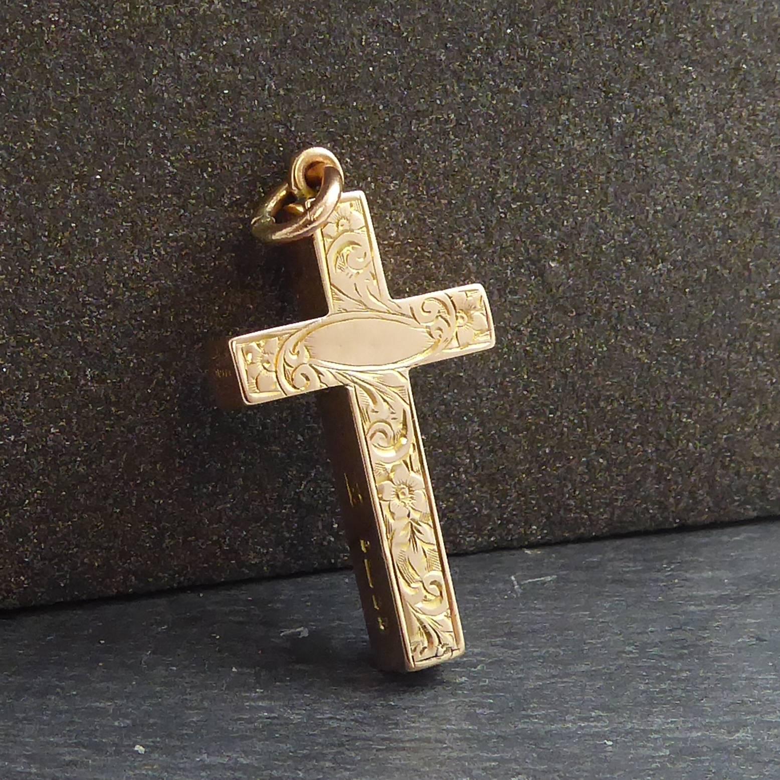 Edwardian Antique Cross, Hand Engraved, 9 Carat Gold, Birmingham, 1901 In Good Condition In Yorkshire, West Yorkshire