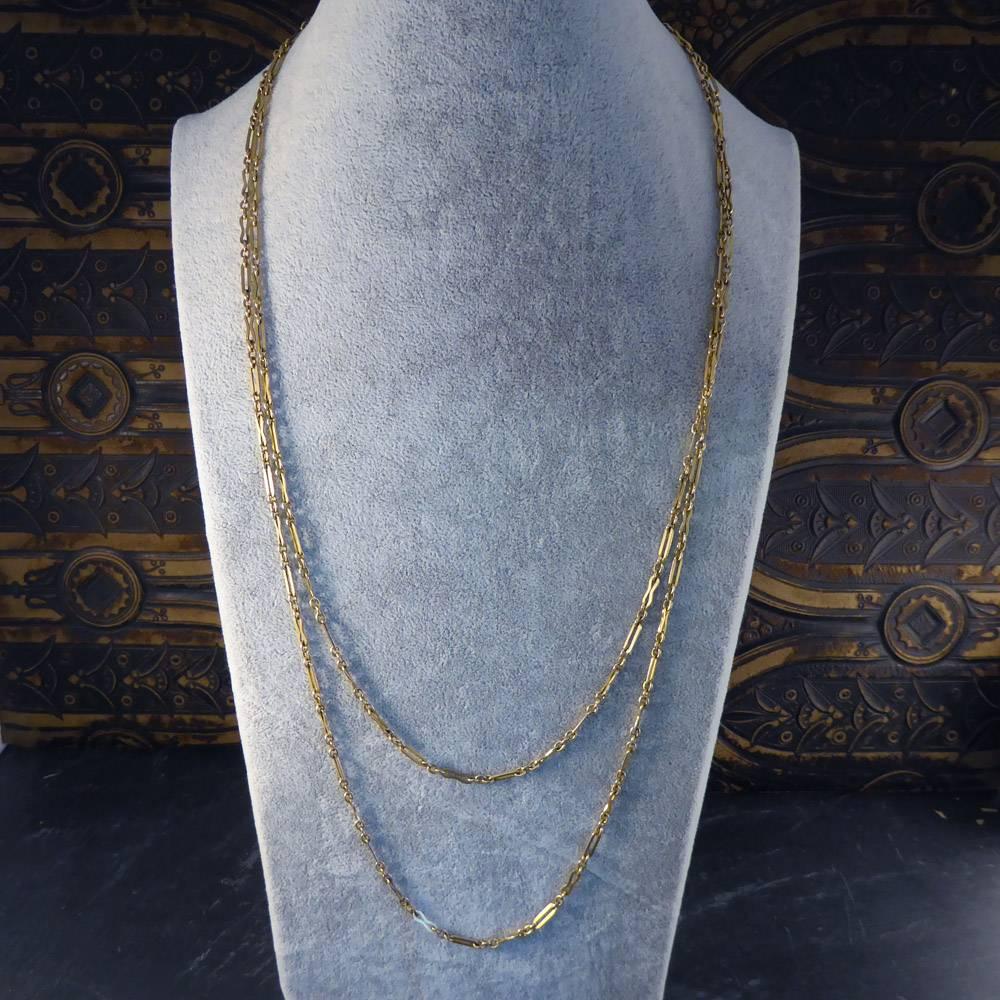 Antique Victorian Guard Chain in 9 Carat Gold In Good Condition In Yorkshire, West Yorkshire