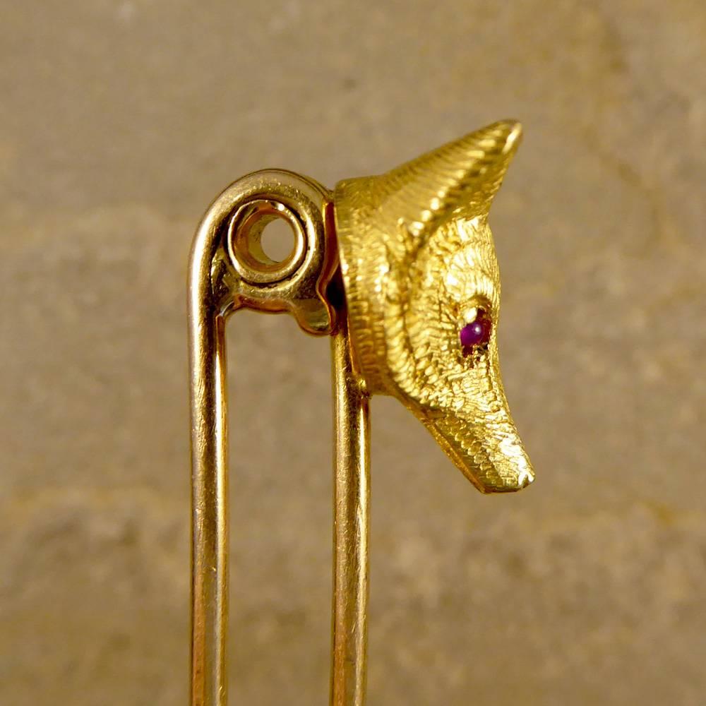 Antique Edwardian Fox Head Brooch with Cabochon Ruby Set Eyes in 15 Carat Gold In Good Condition In Yorkshire, West Yorkshire