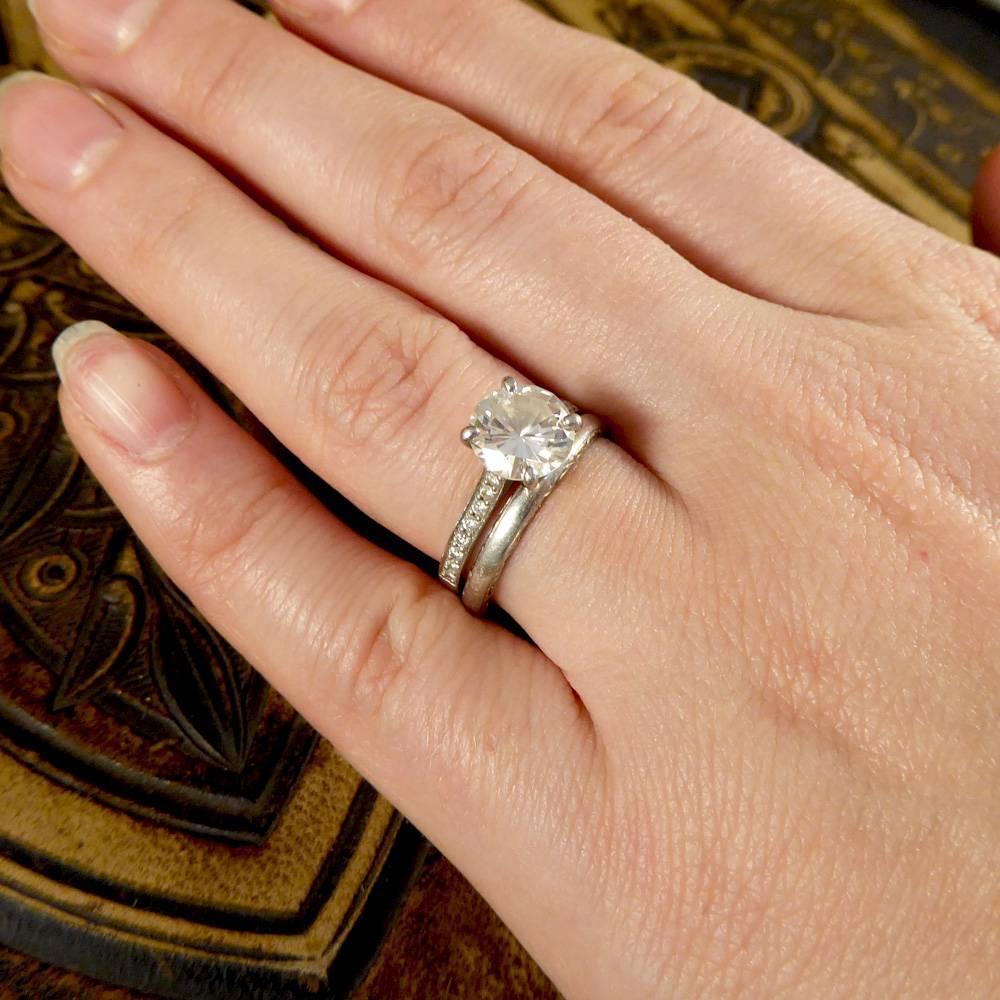 Vintage Platinum Wedding Band with Detailed Edge In Good Condition In Yorkshire, West Yorkshire