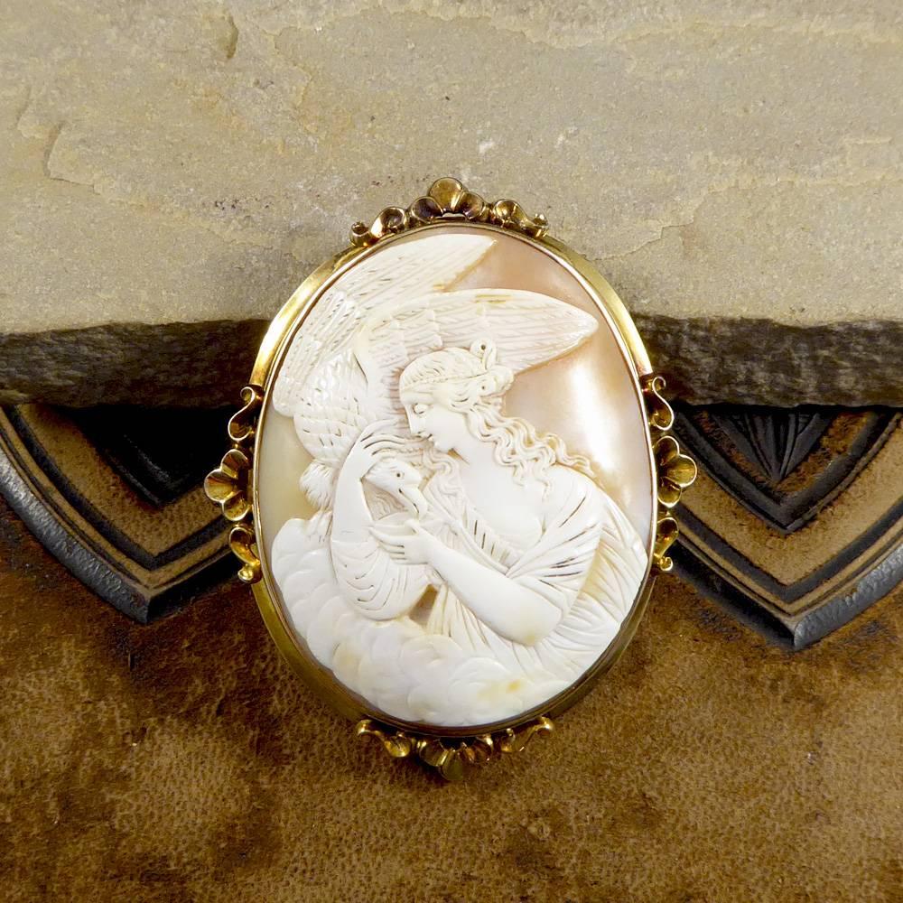Antique Victorian Carved Shell Cameo Brooch in 15 Carat Gold In Good Condition In Yorkshire, West Yorkshire