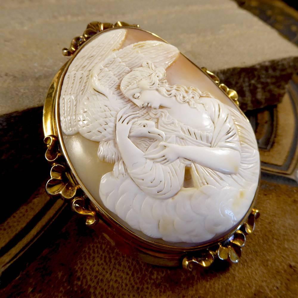 Women's Antique Victorian Carved Shell Cameo Brooch in 15 Carat Gold