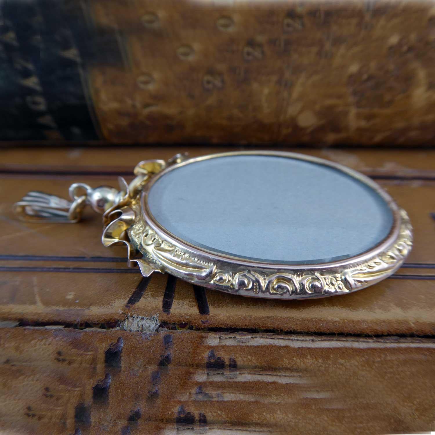 Antique Victorian Gold Picture Locket, circa 1890s In Good Condition In Yorkshire, West Yorkshire