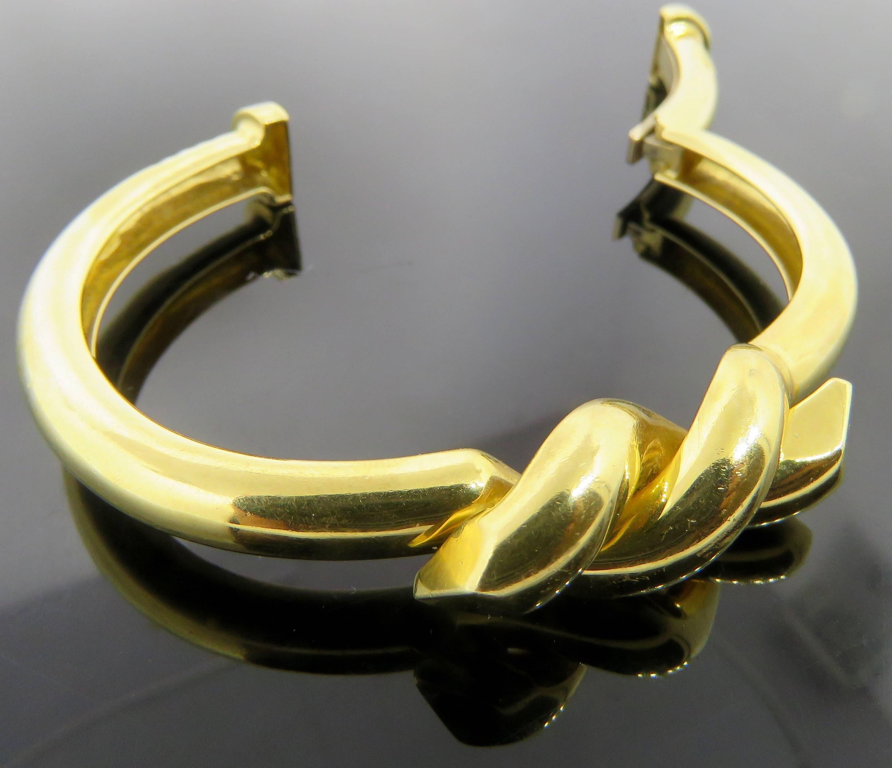 Twisted Nail bangle bracelet in polished 18K Yellow Gold. Hinged design. 