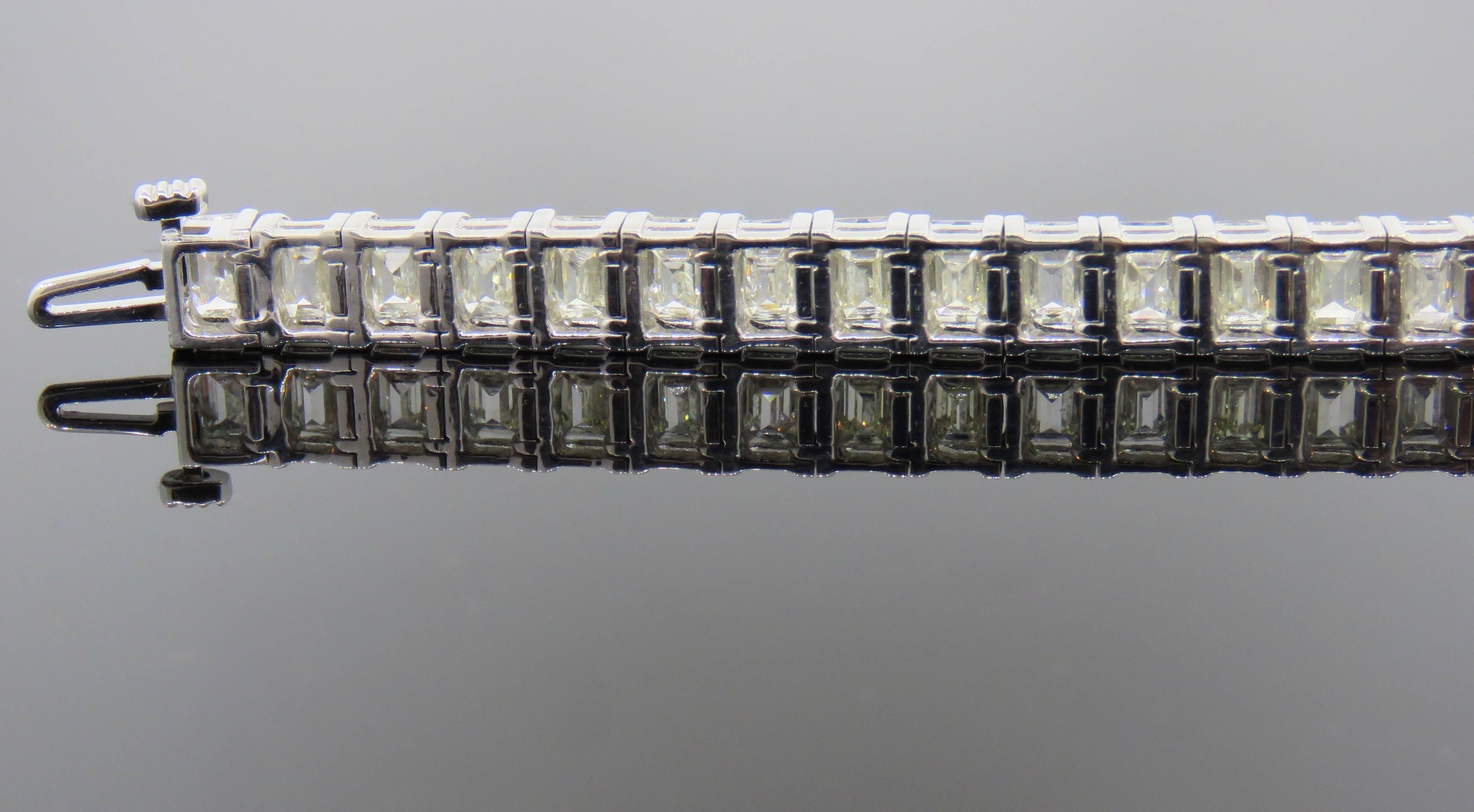 Emerald Cut Diamond Tennis Bracelet In Excellent Condition In New York, NY