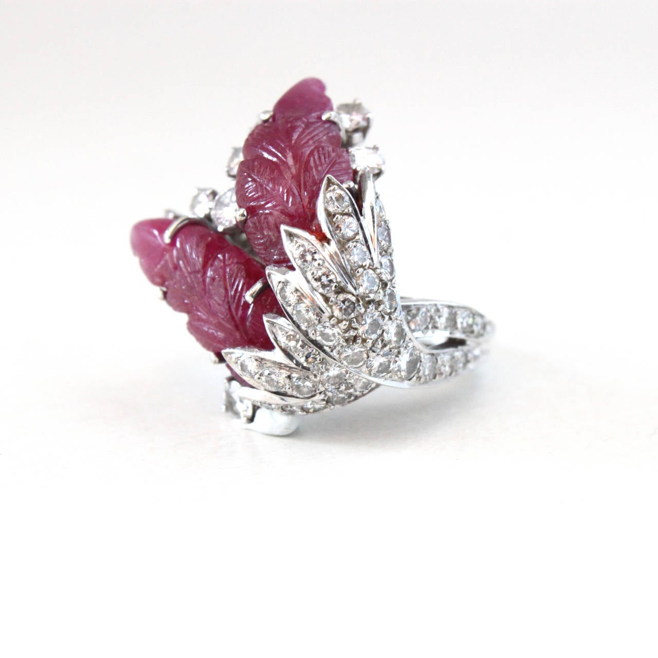 Carved Ruby Diamond Gold Swan Feathers Ring In Excellent Condition In Idar-Oberstein, DE