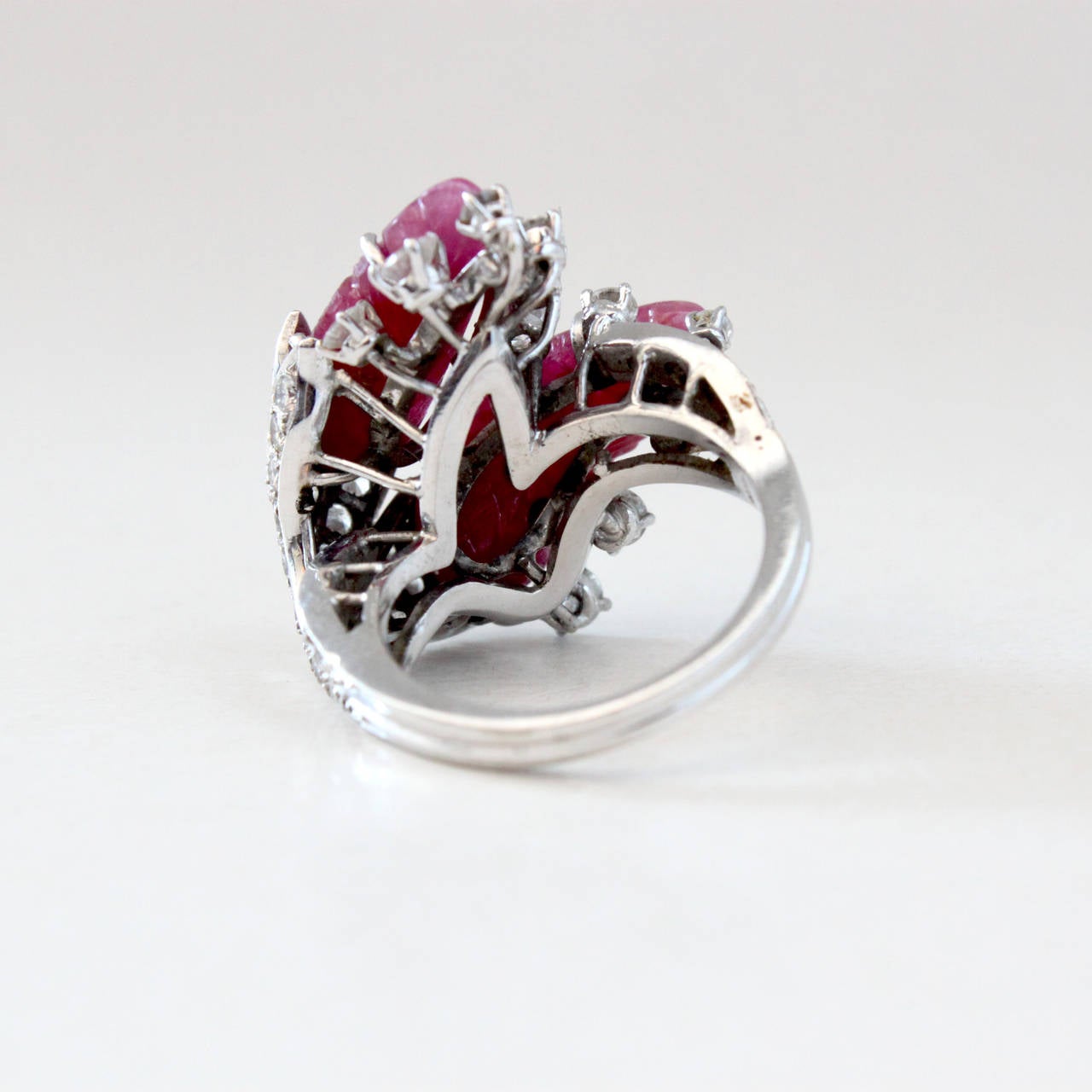 Round Cut Carved Ruby Diamond Gold Swan Feathers Ring
