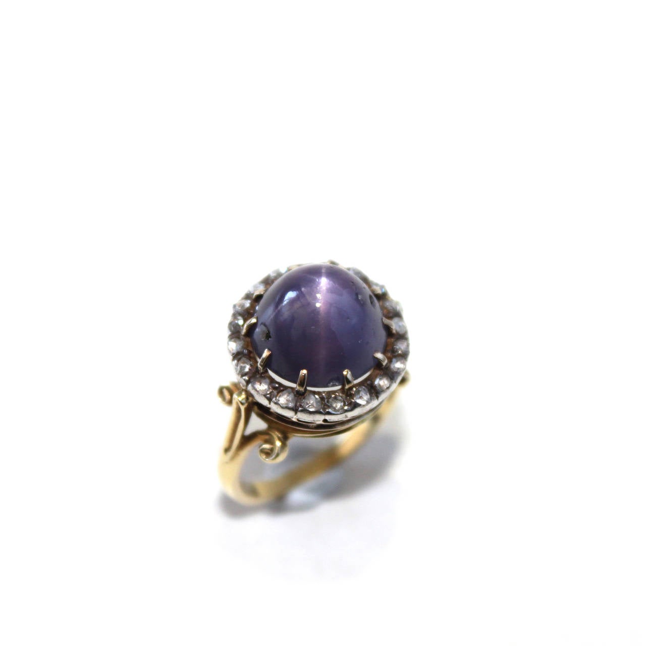 The centre stone of this lovely Victorian ring is a purple star sapphire. The sapphire is natural and a transparent stone with a beautiful star that is well centered and shows a distinct and crisp 6 ray star. The weight of the sapphire is ca. 7