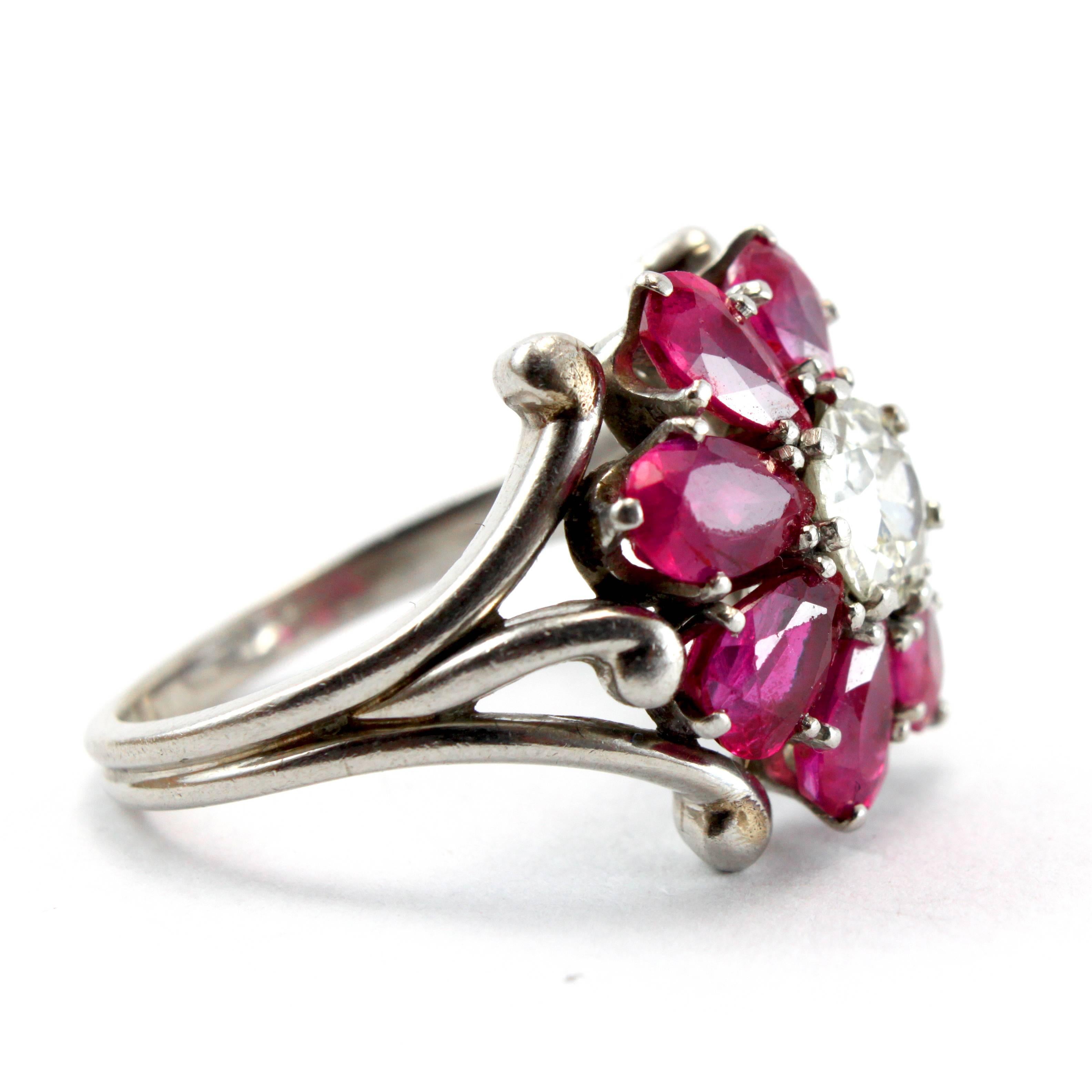 1940s Ruby Diamond Flower Cluster Ring In Excellent Condition For Sale In Idar-Oberstein, DE