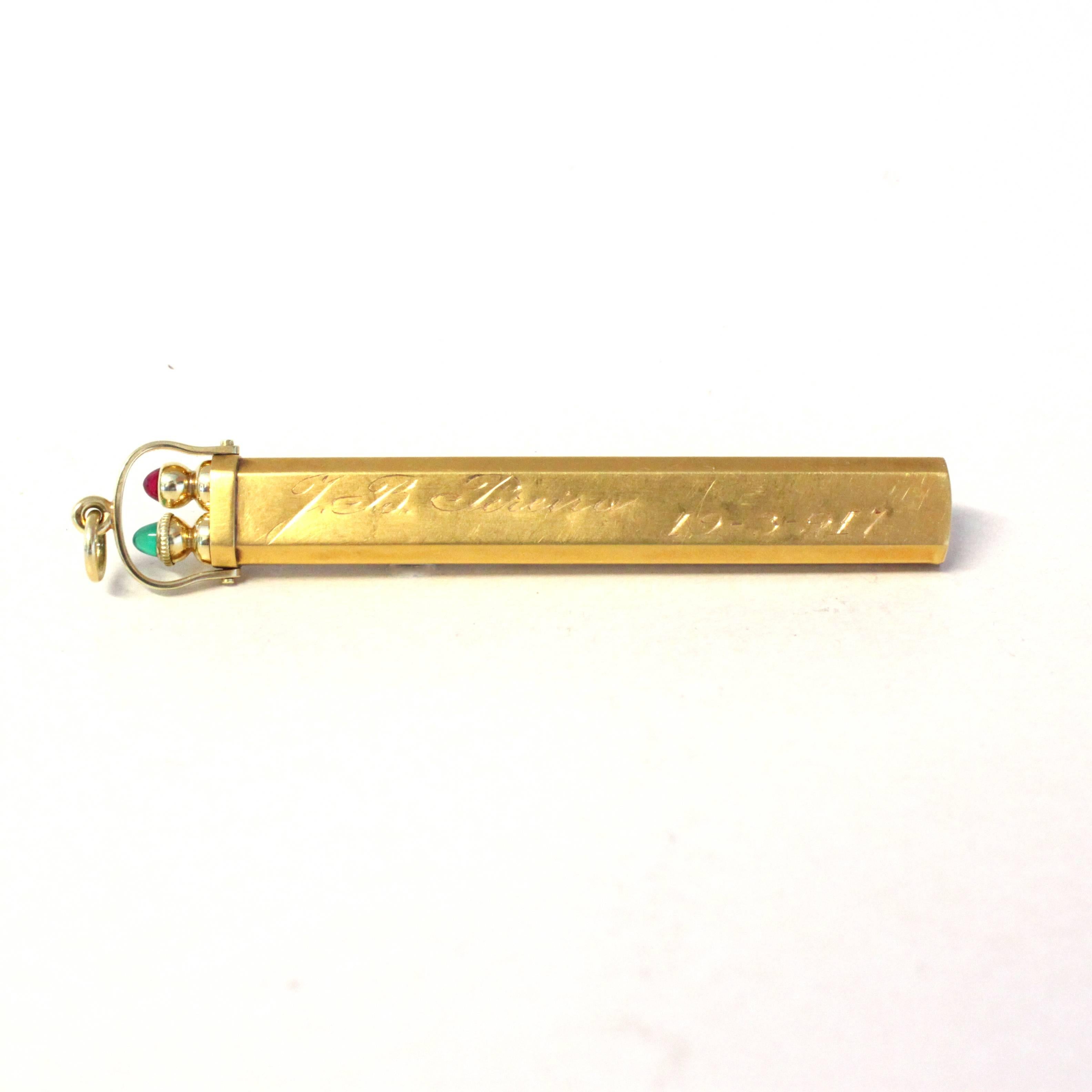 A very unusual and collectable Doctor's Pendant, ca. 1917

The pendant consists of a retractable gold pencil and a screwable thermometer (John Wynwn London, patented), each surmounted by coloured gemstones.

The pendant is studded with an