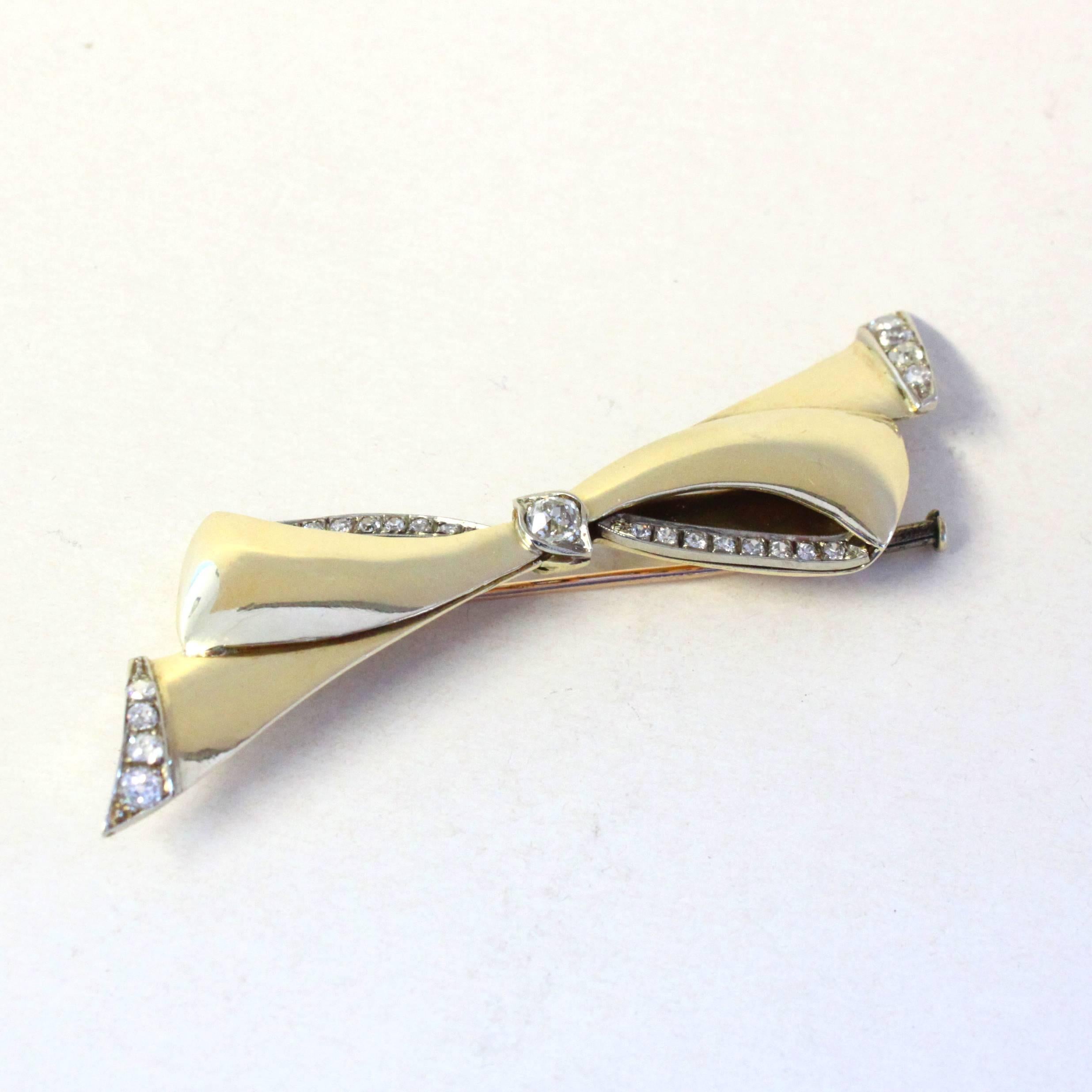 Une magnifique broche à nœud Cartier, vers les années 1940.

Le nœud est constellé de diamants taille ancienne d'environ 2,5 carats et est réalisé en or jaune 18k.

Signé Cartier Paris, marques françaises.