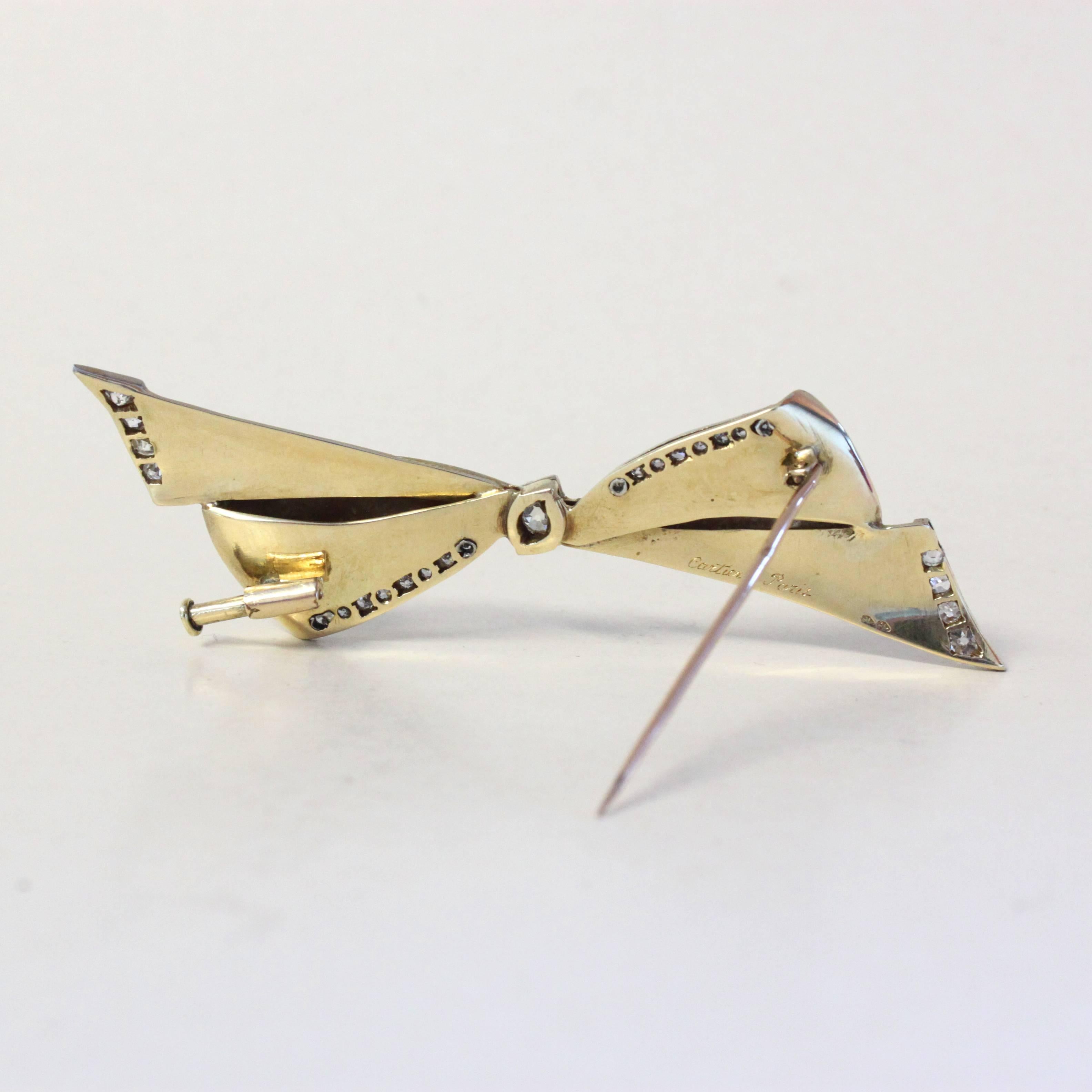 Rétro Cartier Broche en forme de nœud papillon en or et diamants, années 1940 en vente