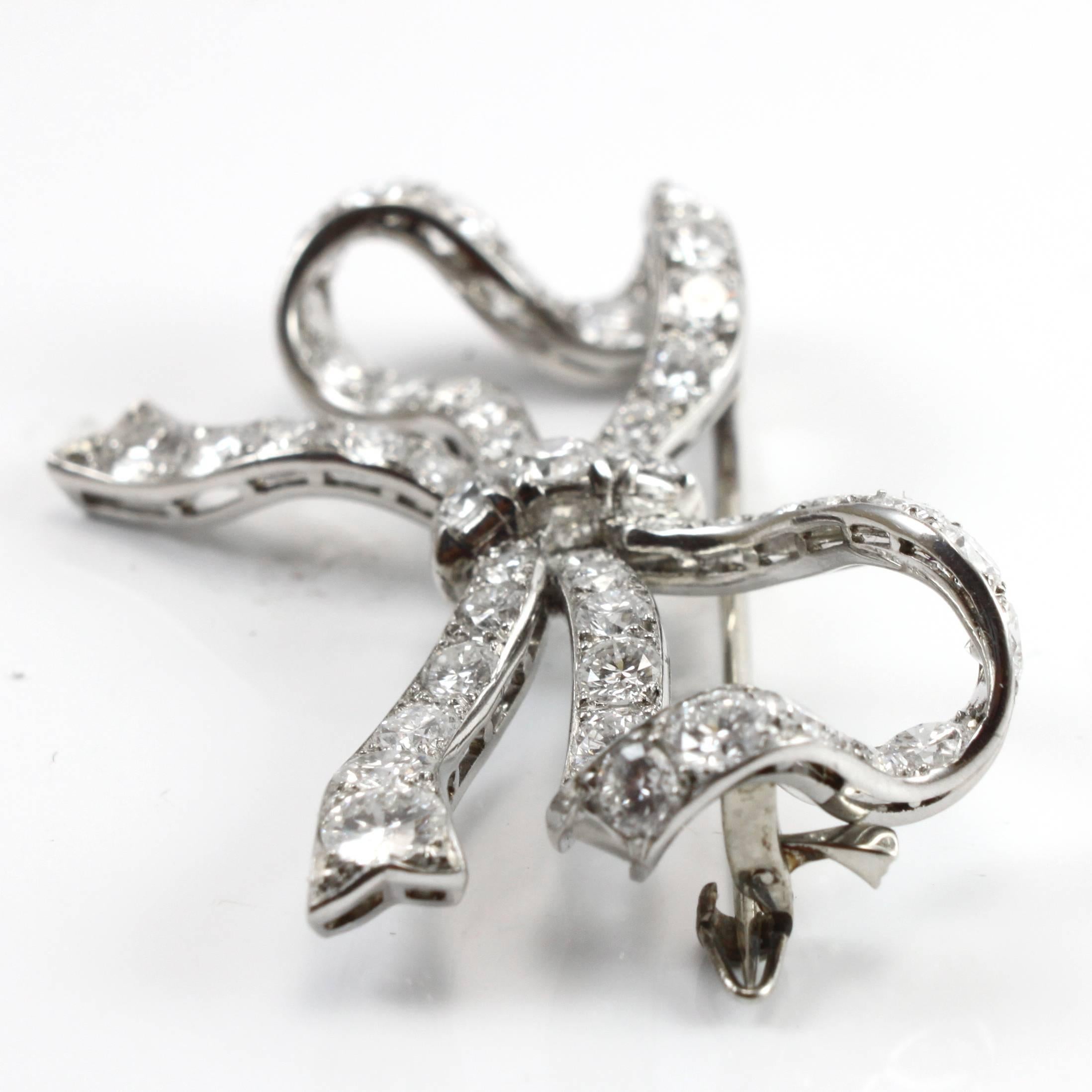 Broche de lazo con cinta de diamantes de 18 quilates en Excelente estado para la venta en Idar-Oberstein, DE