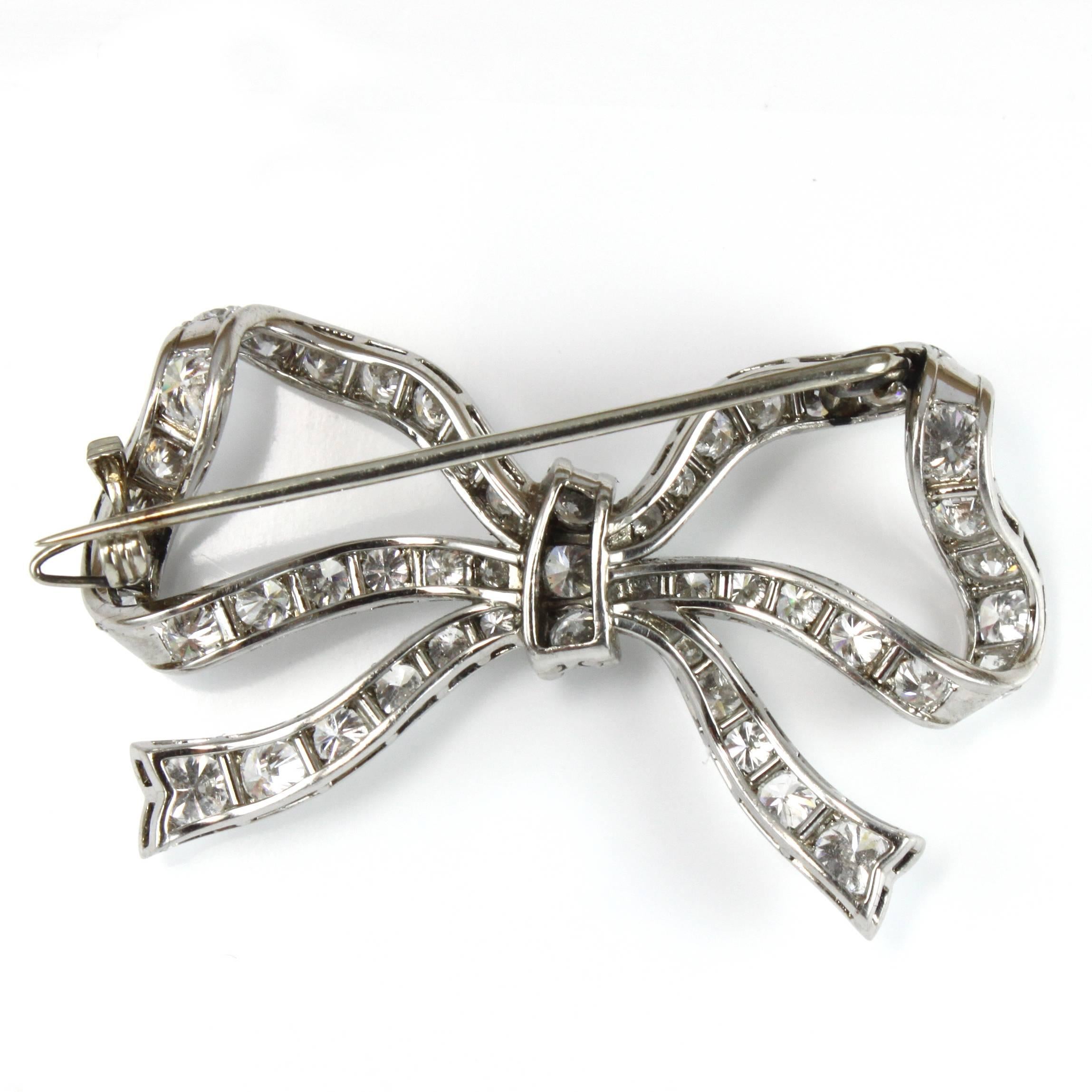 Precioso broche con lazo de diamantes con unos 7 quilates de diamantes (D-F/IF-VVS). 