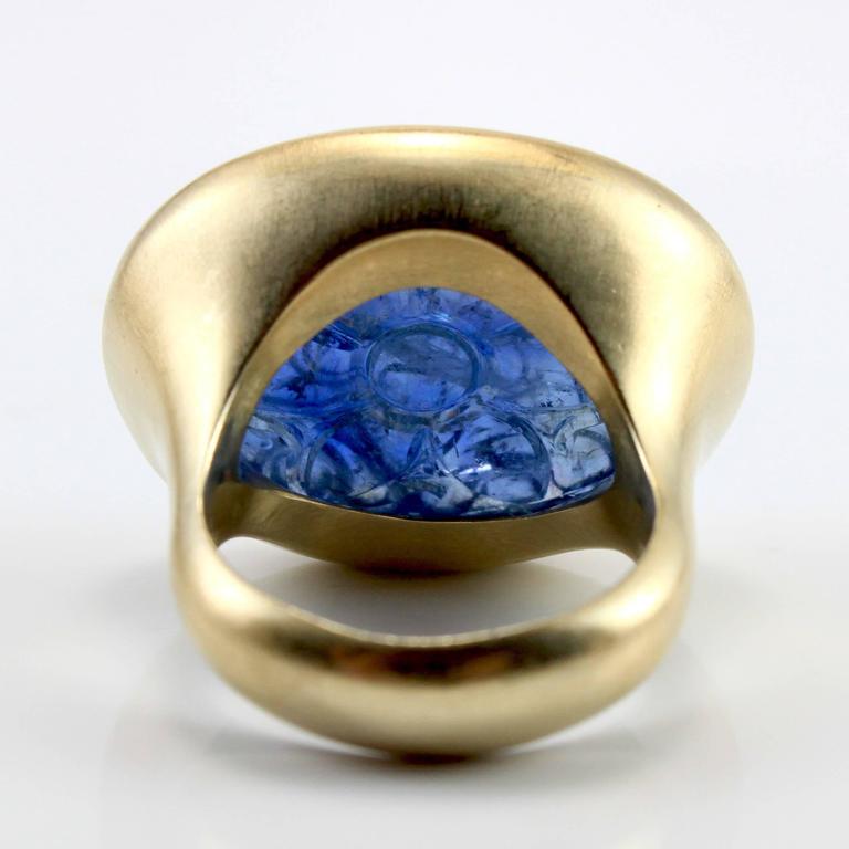 Large Carved Mughal Sapphire Gold Ring For Sale at 1stdibs