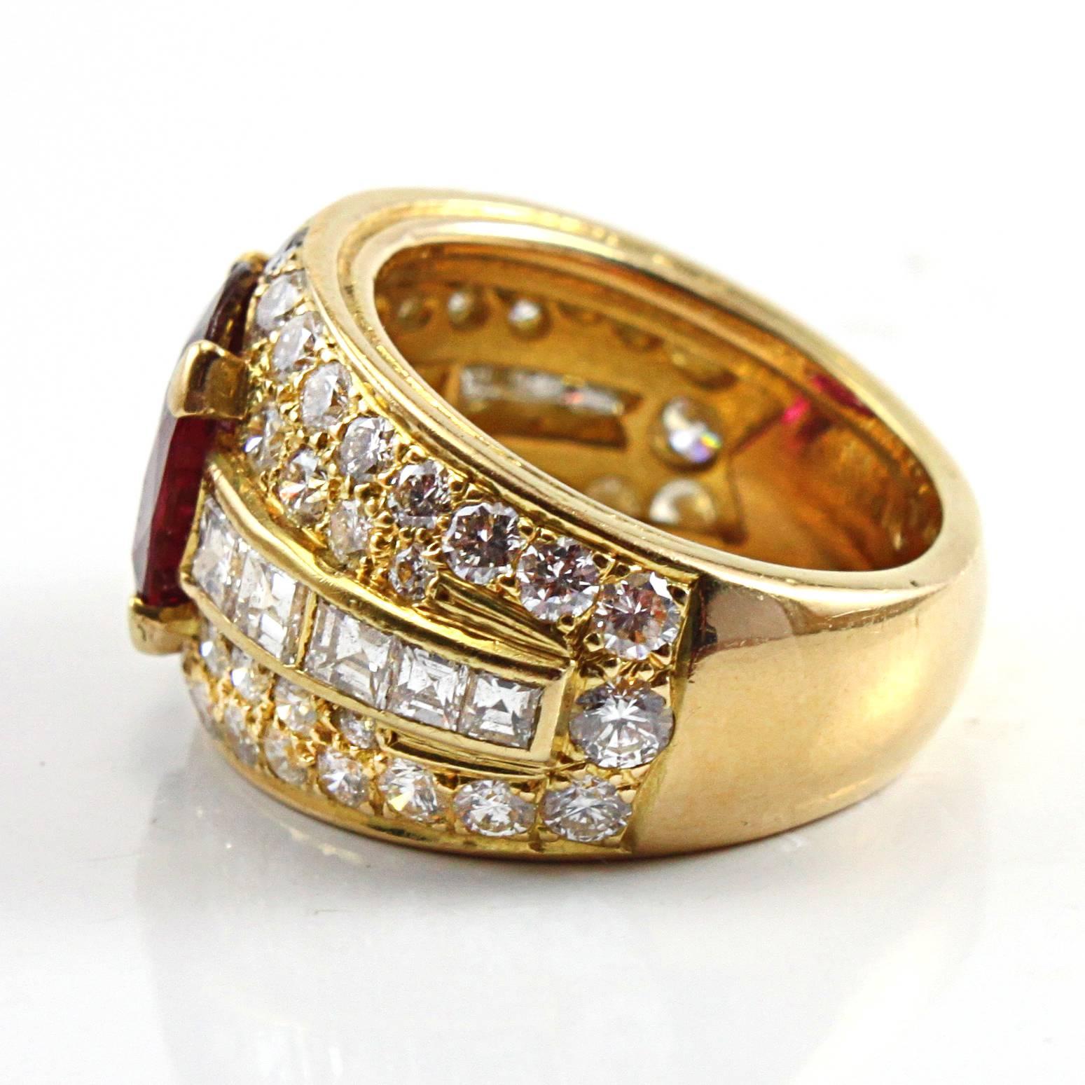 Ruby and diamond ring in 18k yellow gold, 1960s. The ruby in the centre is a beautiful gemstone with a vivid red colour and extra ordinary crystal. It is surrounded by round brilliant and emerald cut diamonds of very high quality (D/E colour and a