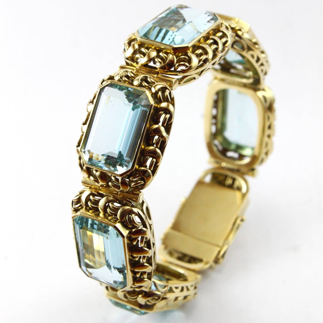 A bracelet in yellow gold with six large aquamarines throughout the bracelet - a perfect piece of jewellery for a blue dress/outfit. The total weight of the aquamarines is ca. 72 carats and it is mounted in 14k yellow gold. The secure clasp of the