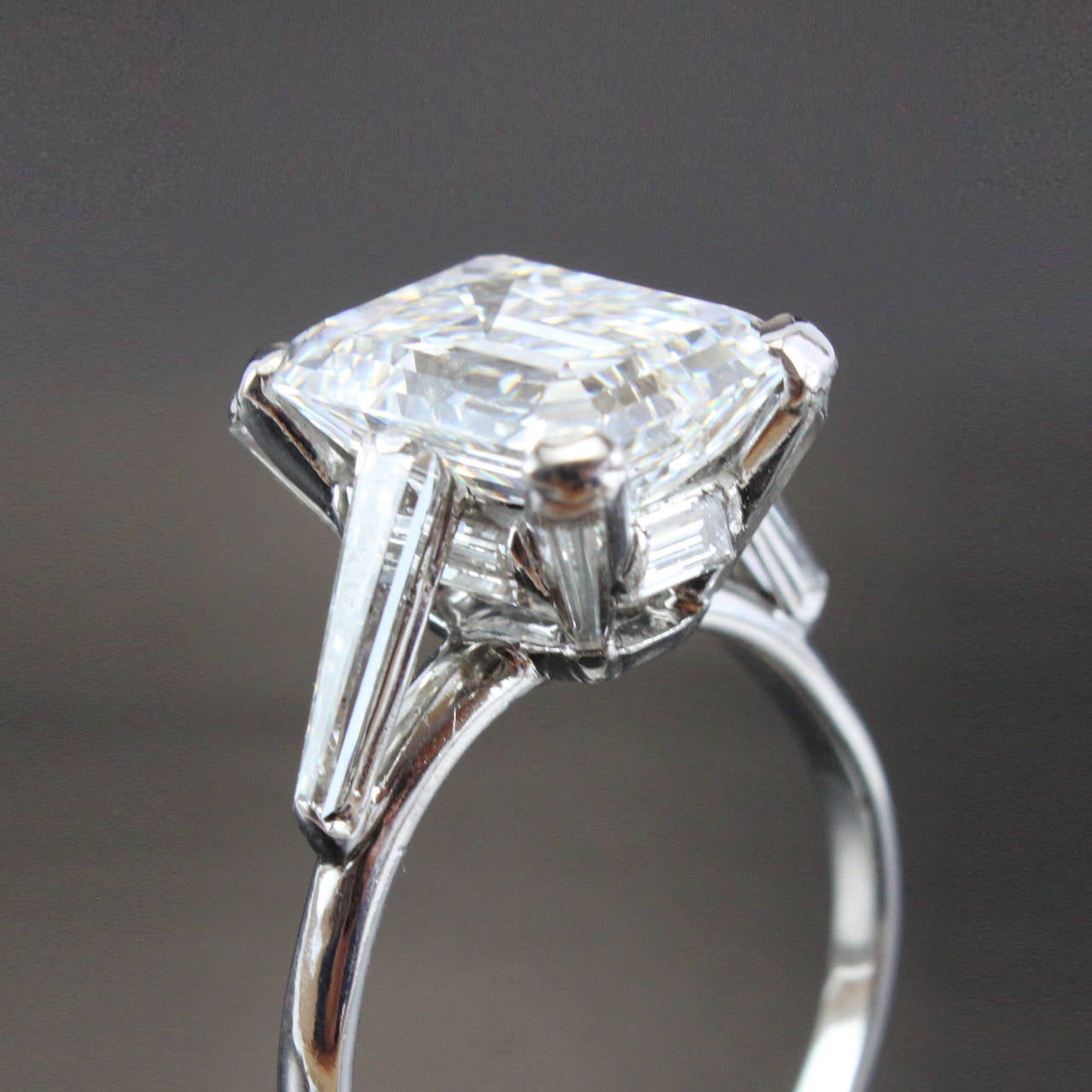 4.20 Carat E-VS1 Emerald Cut GIA Certified Solitaire and Baguette Diamond Ring In Excellent Condition In Idar-Oberstein, DE