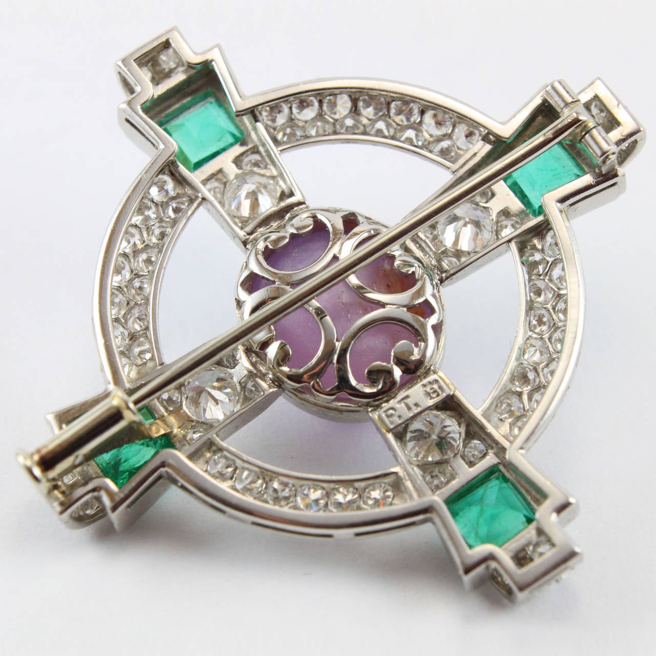 1930s Star Sapphire Emerald Diamond Platinum Celtic Cross Brooch In Excellent Condition In Idar-Oberstein, DE