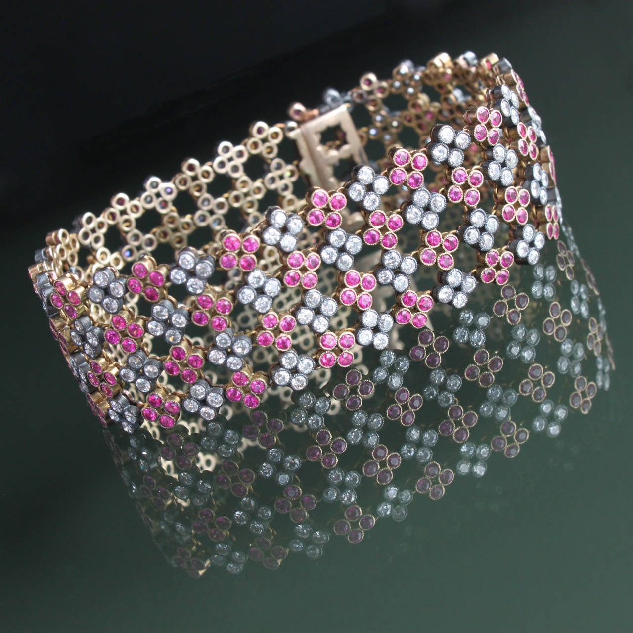Ruby Diamond Gold Quatrefoil Cluster Bracelet In Excellent Condition In Idar-Oberstein, DE