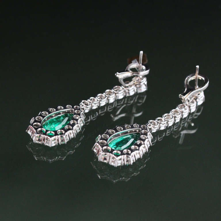 Emerald Drop and Diamond Earrings In Excellent Condition For Sale In Idar-Oberstein, DE