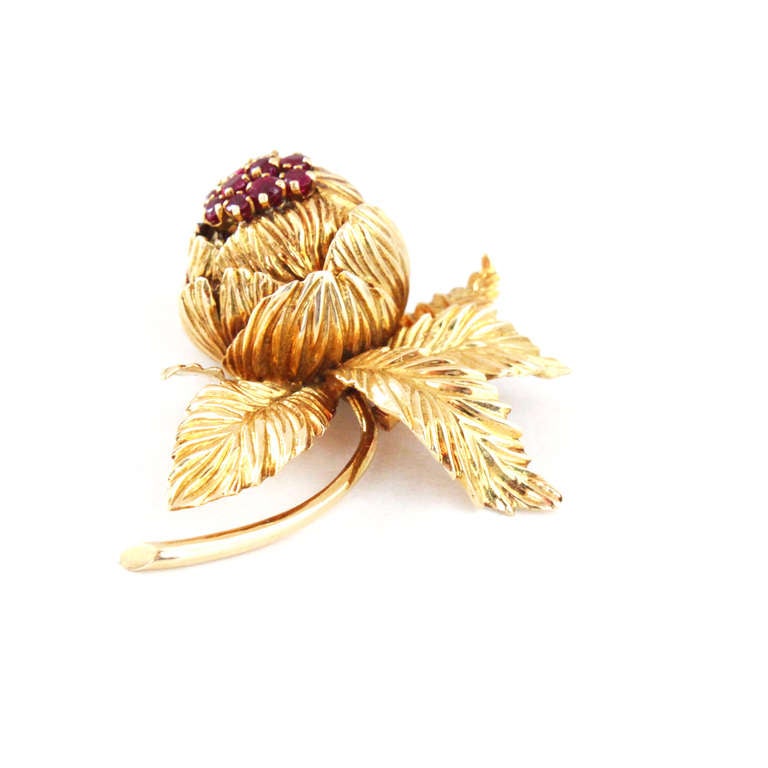 Van Cleef & Arpels Ruby Gold Flower Brooch In Excellent Condition In Idar-Oberstein, DE