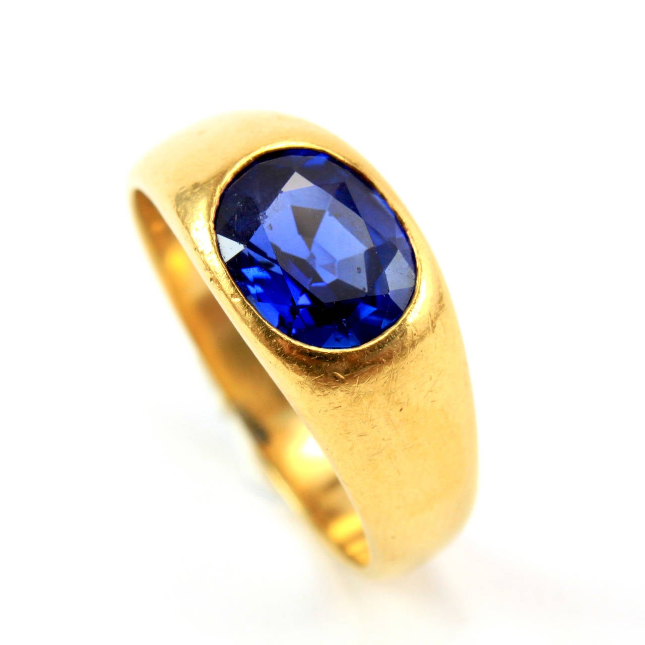 Very attractive men's gypsy ring with a natural (no heat) Ceylon sapphire in yellow gold. The sapphire cushion weighs circa 3.5 carats, is very very clean and has an intense royal blue colour.
The ring is shaped in a way that accentuates the stone
