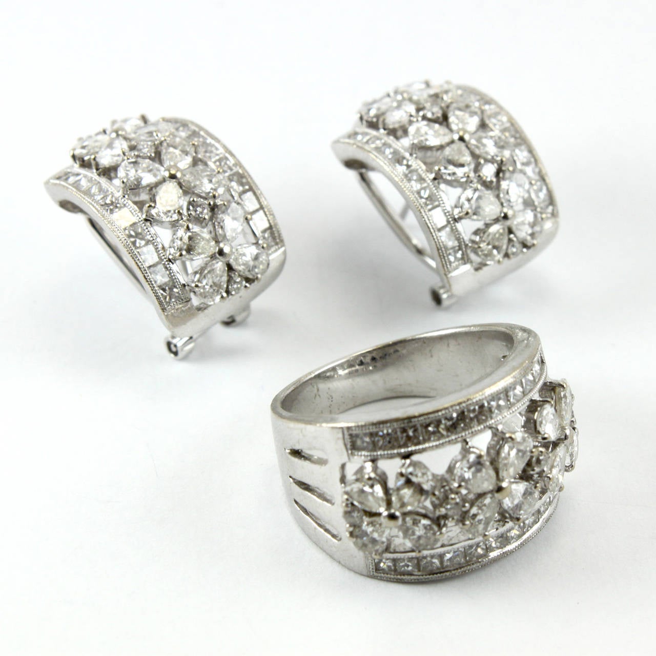 Women's 1960s Matching Diamond 18K Gold Flower Earrings and Ring Set