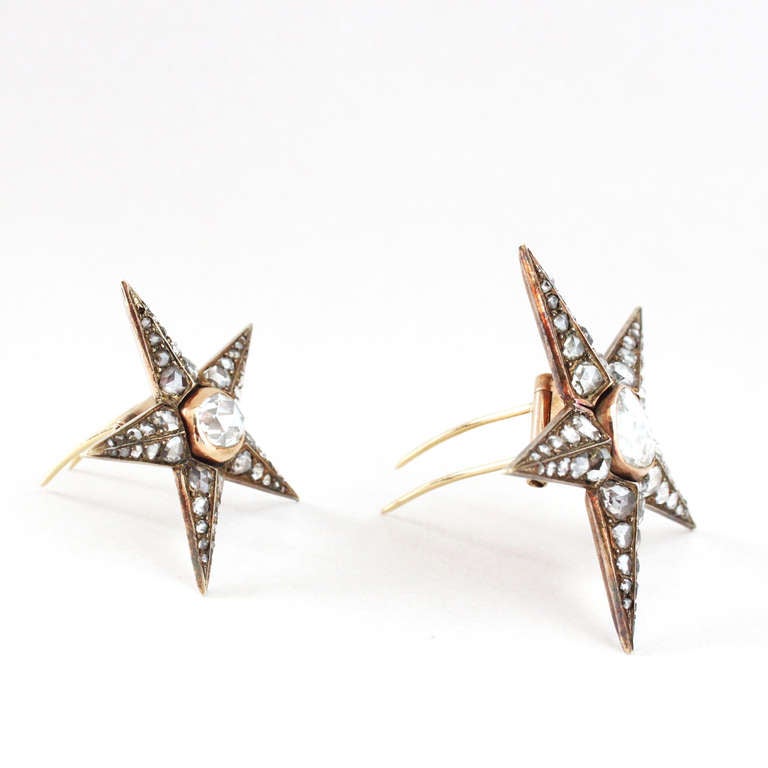 An enchanting pair of star brooches from the late 18th century, with one bigger than the other. They are set with very good quality and big rose cut diamonds, ca. 11ct, in silver and gold and are in a remarkably perfect condition. Both brooches can