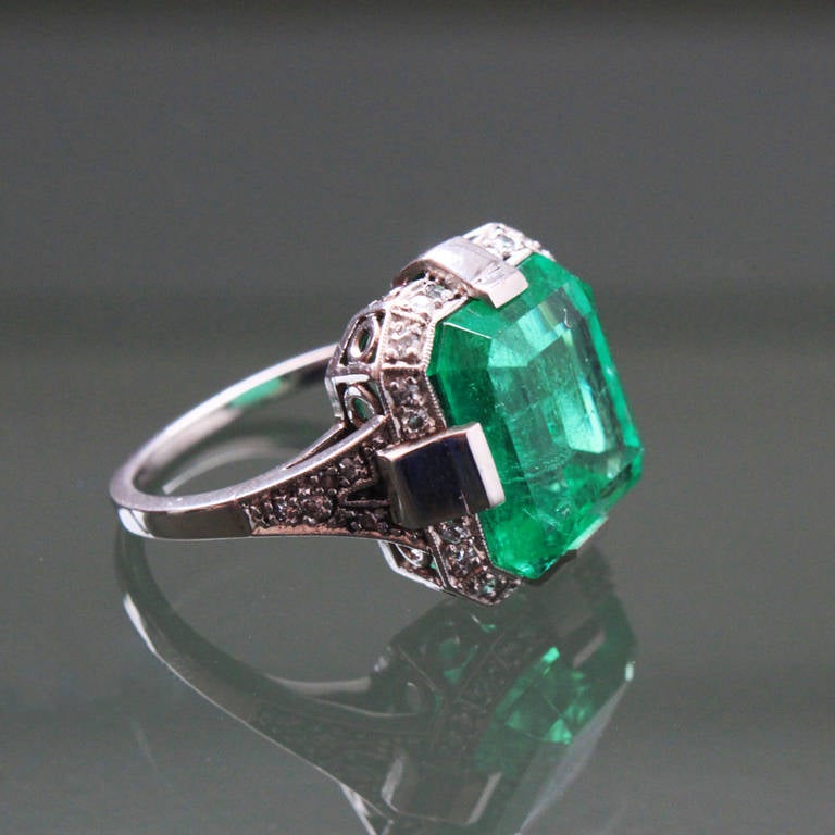 Art Deco Emerald Diamond Ring In Excellent Condition In Idar-Oberstein, DE