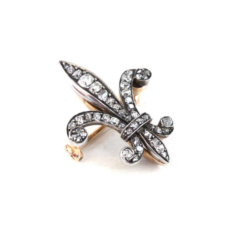 A pretty Florentine fleur-de-lys brooch with old european cut diamonds, ca. 1ct, set in white and yellow gold.