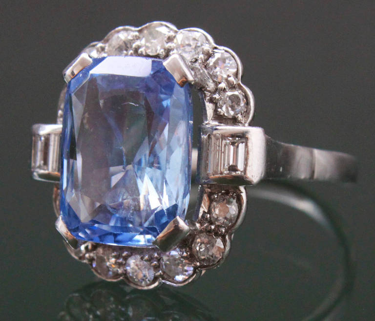 A beautiful large Ceylon sapphire and diamond girda ring. The sapphire has a typical light Ceylon colour and is a clean stone with very few inclusions. The weight of the sapphire is ca. 8ct. The center stone of the girda ring is encircled with 14