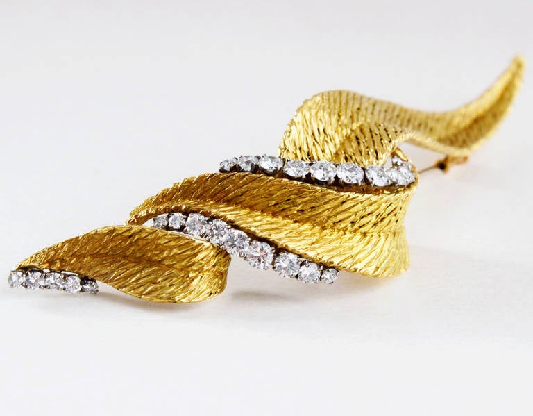 A Bulgari diamond bow brooch in 18k yellow gold. The brilliant cut diamonds weigh ca. 3.5ct and are of very good quality (F-G colour / VSS2-VS1 clarity).
The brooch is signed by Bulgari and has 18k gold stamp marks.