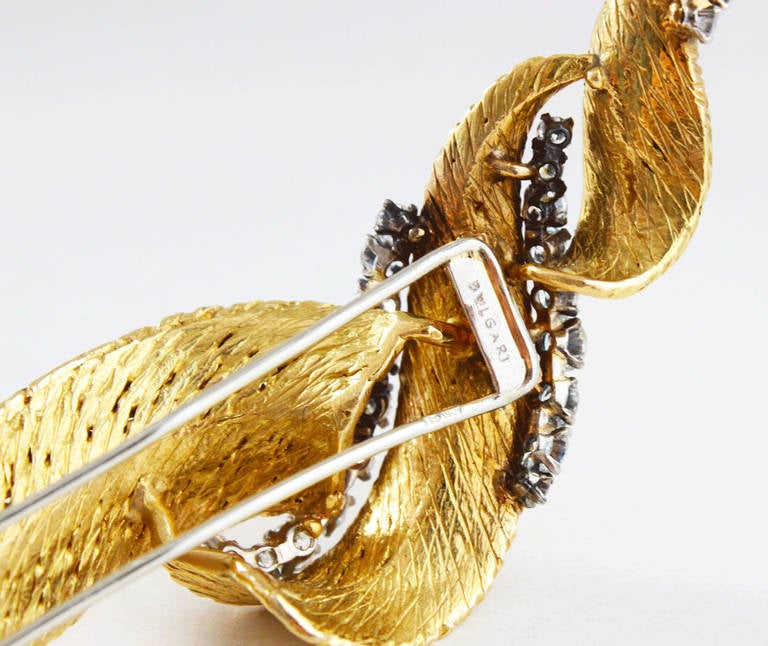 Bulgari Diamond Gold Bow Brooch In Excellent Condition In Idar-Oberstein, DE