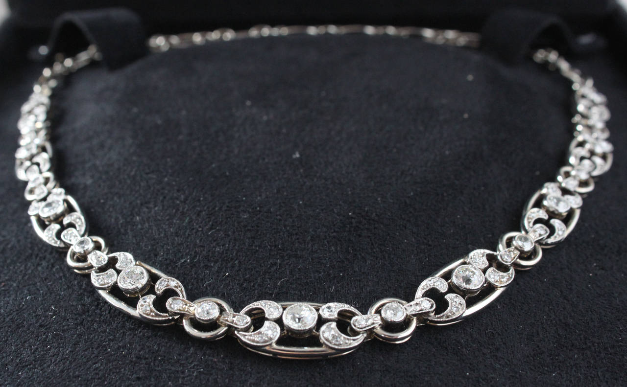 A very pretty Art Deco diamond necklace and bracelet combination, 1930s. The upper part of the necklace can be removed so that the beautiful piece can be worn as a bracelet. The total diamond weight is ca. 6ct.

The length of the necklace is 40cm.