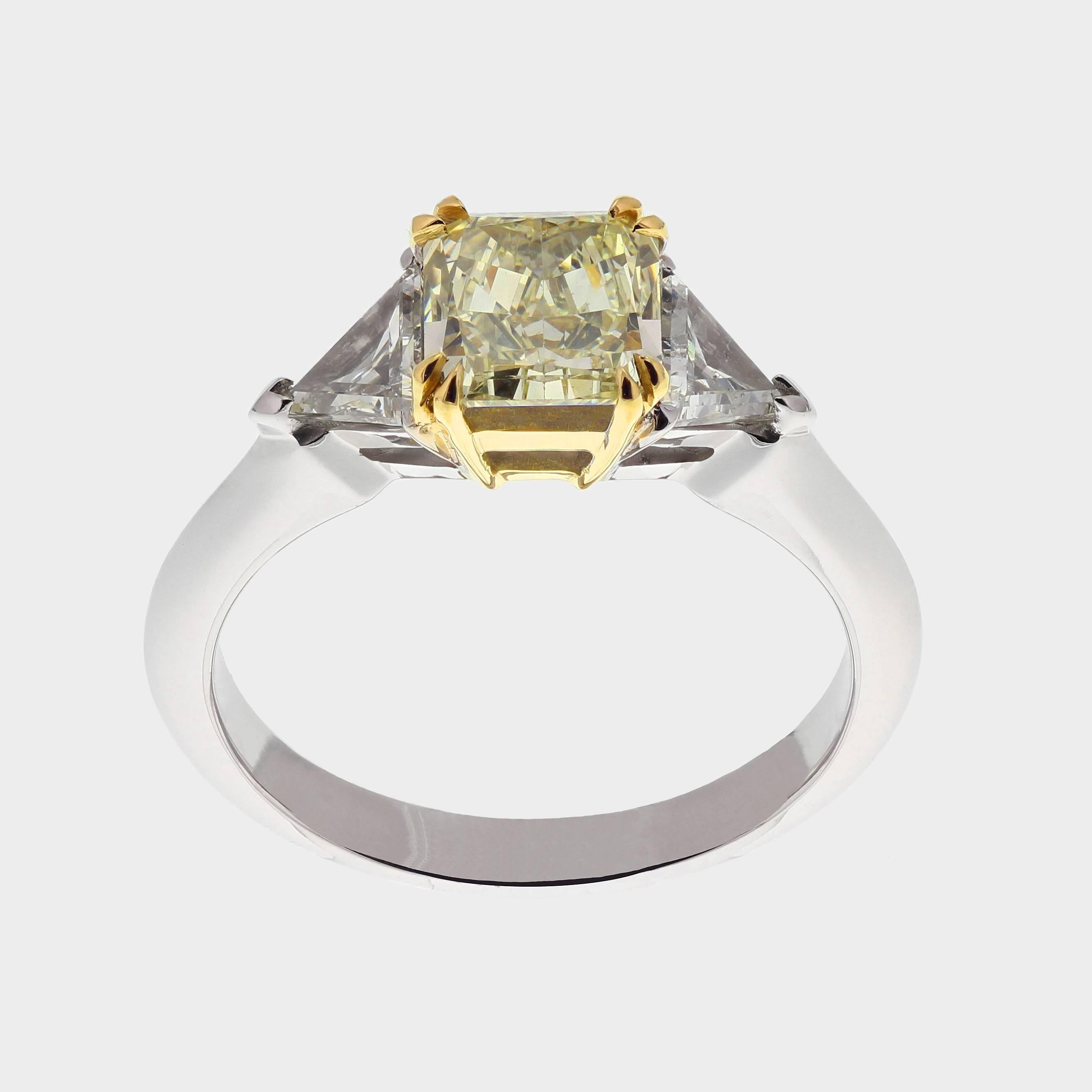1.87 Carat Fancy Yellow Natural Diamond Three Stone Ring In New Condition For Sale In Tilburg, NL