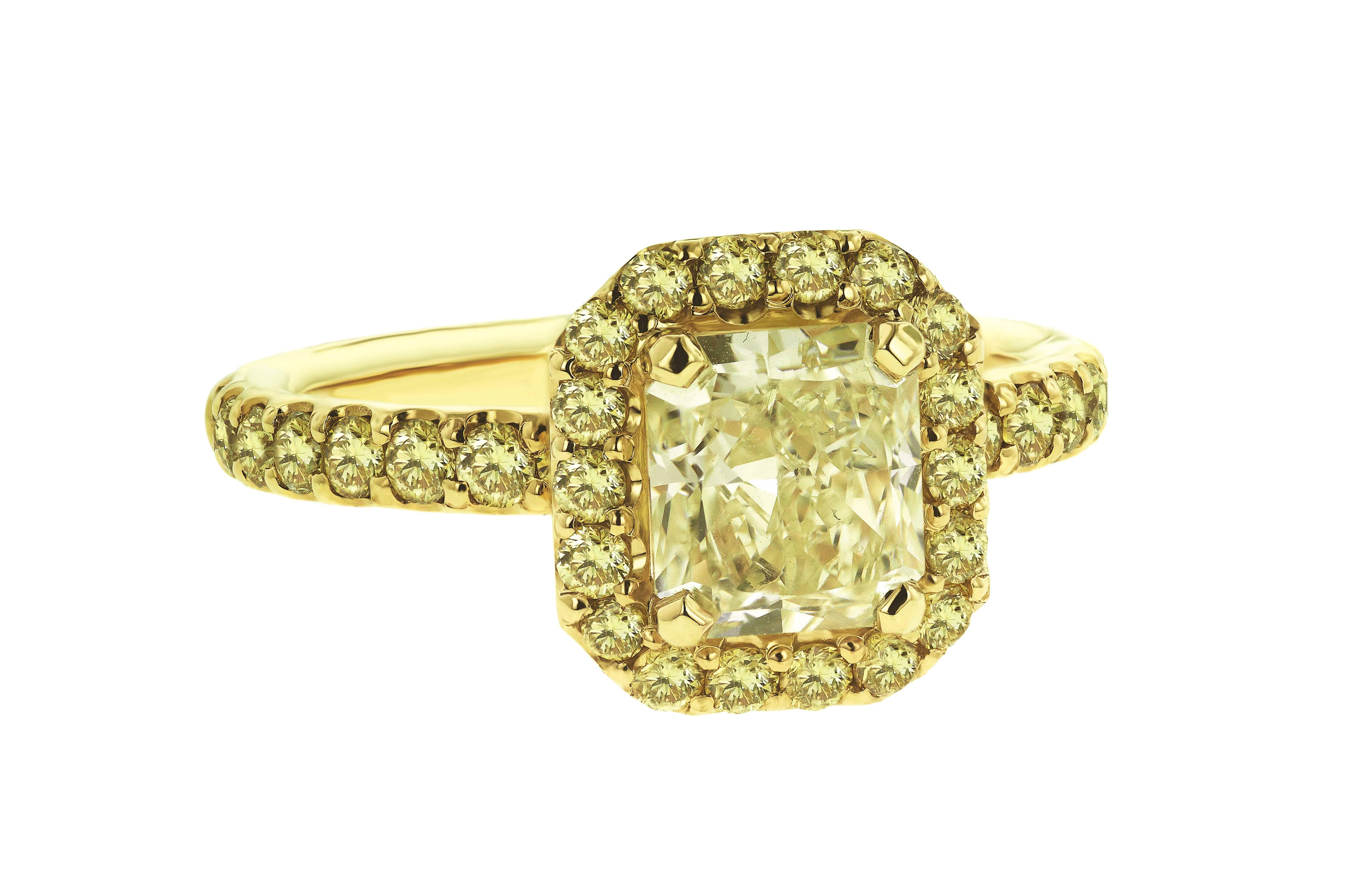 Contemporary 2.47 Carat Natural Diamond Yellow Gold Halo Engagement Ring For Sale
