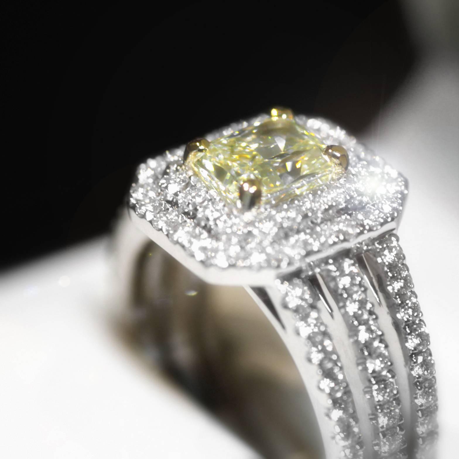 GIA Certified 2.47 Carat Fancy Light Yellow VVS2 VG/VG Diamond Three Band Ring In New Condition In Tilburg, NL