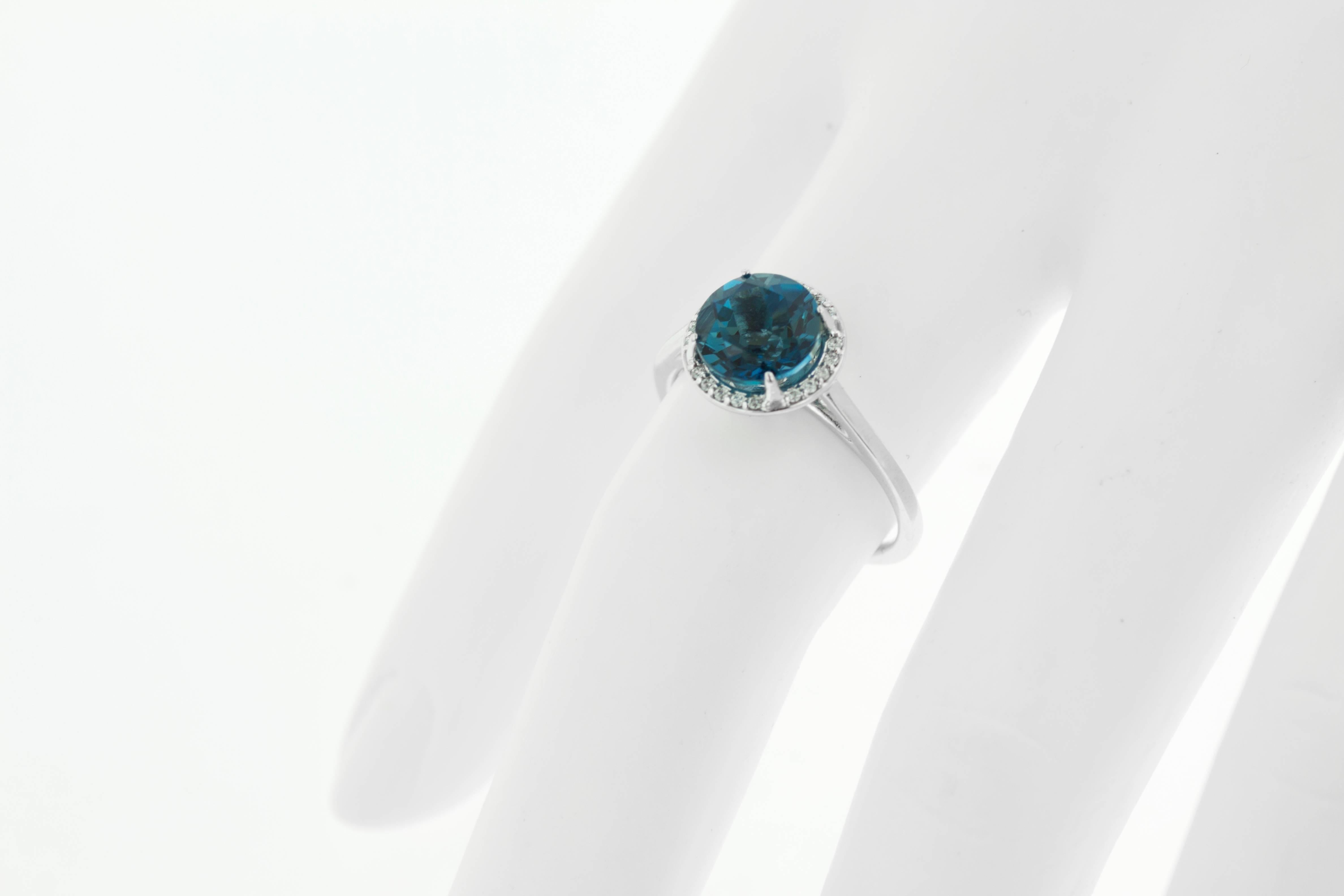 London Blue Topaz and Diamond Cocktail Ring 14 Karat White Gold In New Condition For Sale In Tilburg, NL