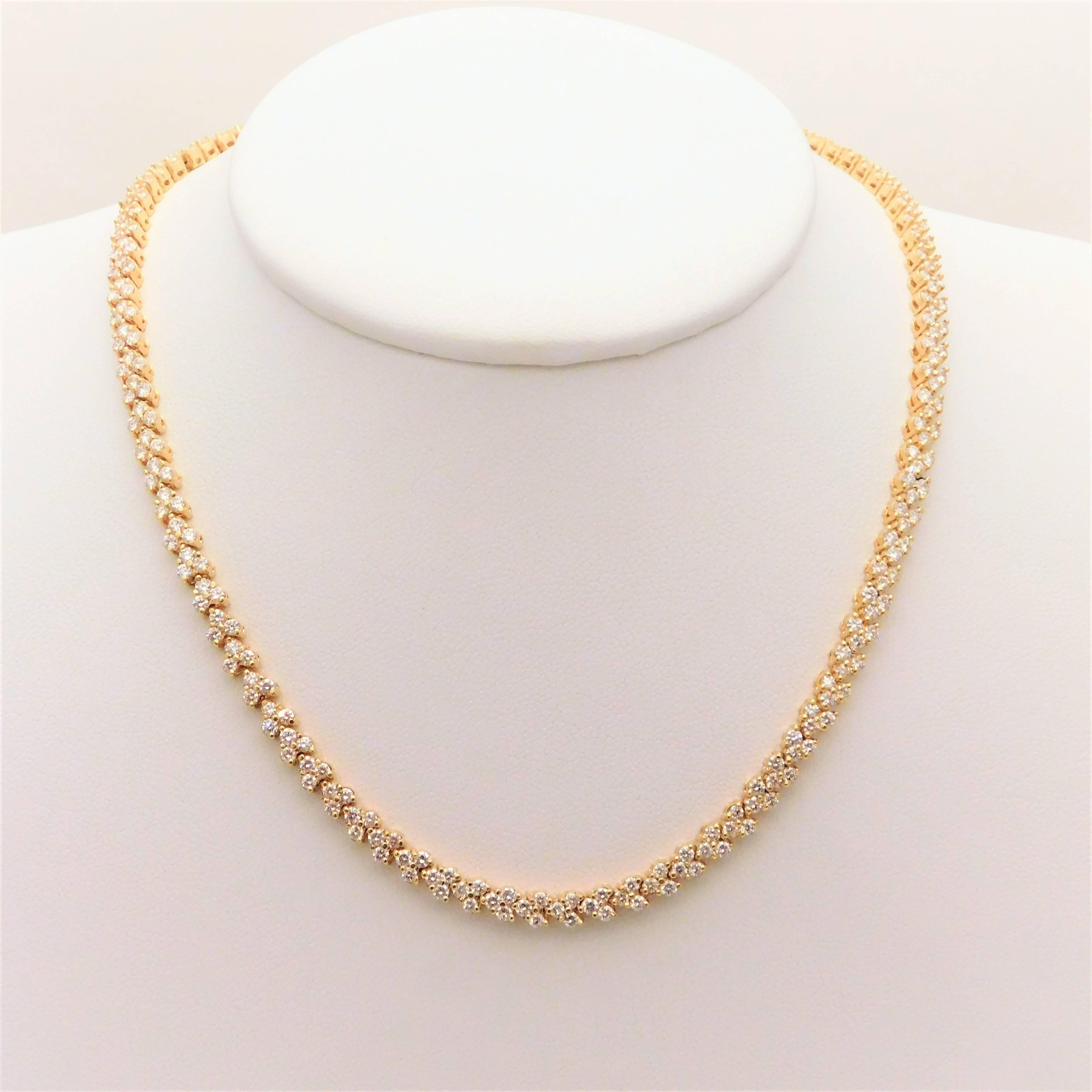 Magnificent Brilliant Diamond yellow Gold Necklace  For Sale 1