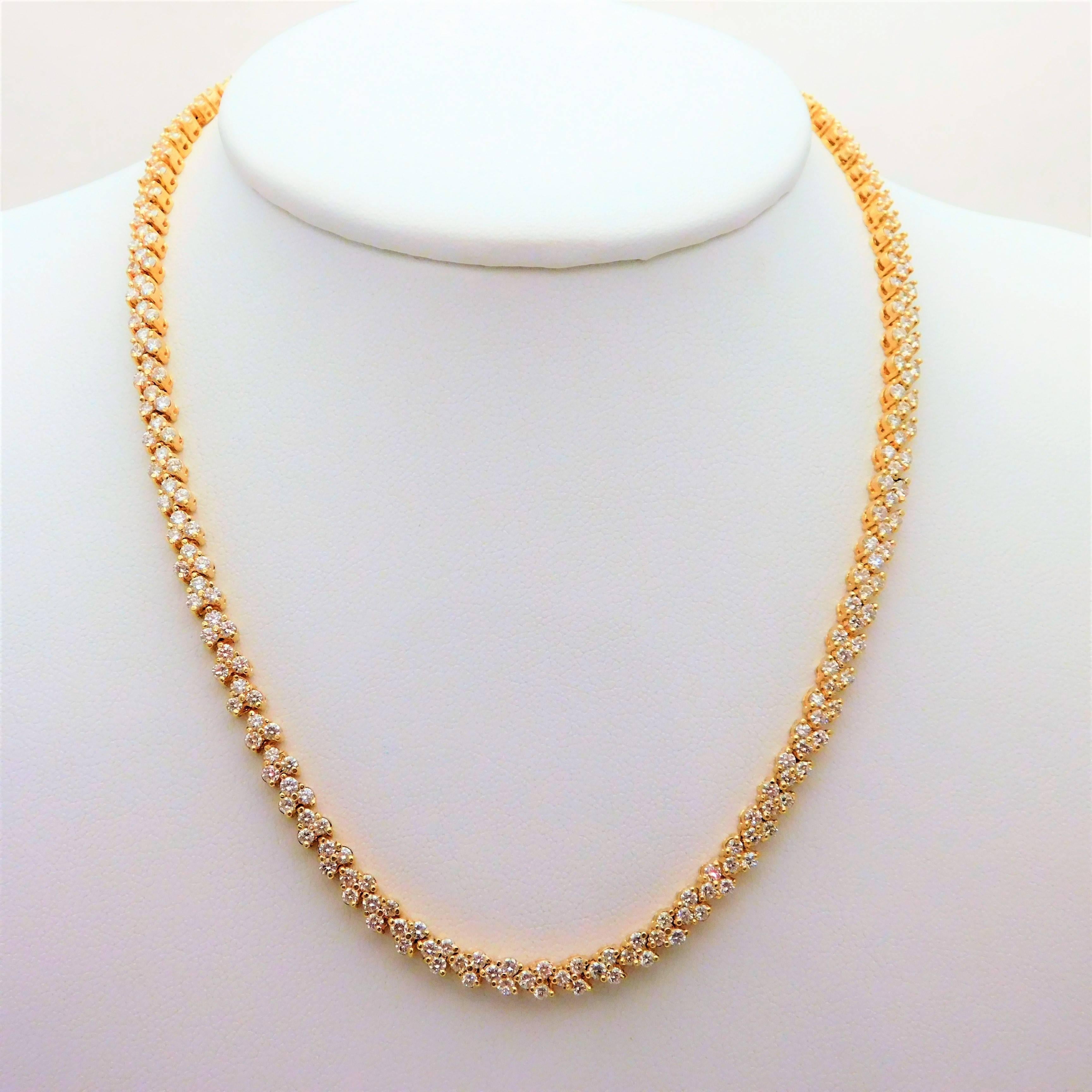 Magnificent Brilliant Diamond yellow Gold Necklace  For Sale 3