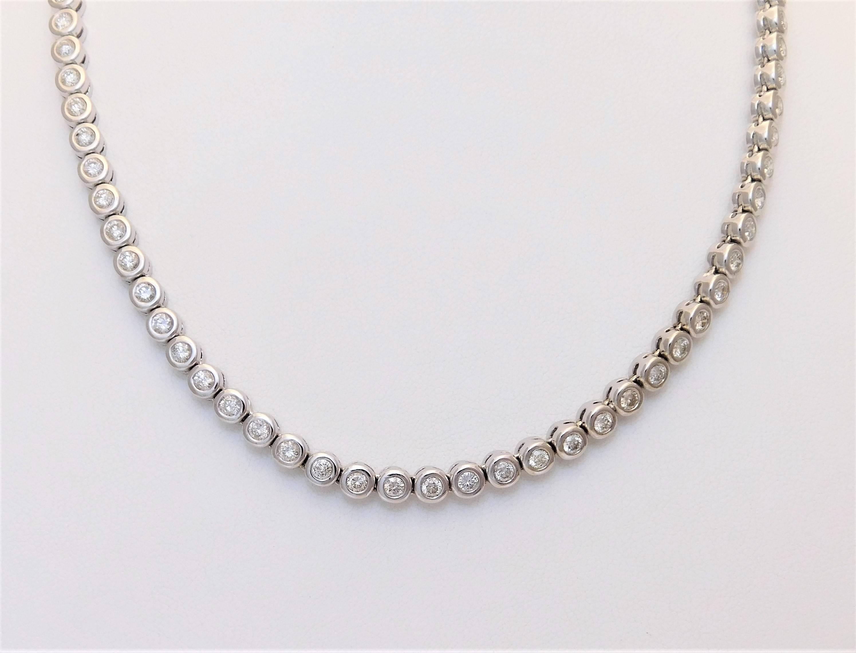 Round Diamond White Gold Rivière Necklace In Excellent Condition For Sale In Metairie, LA