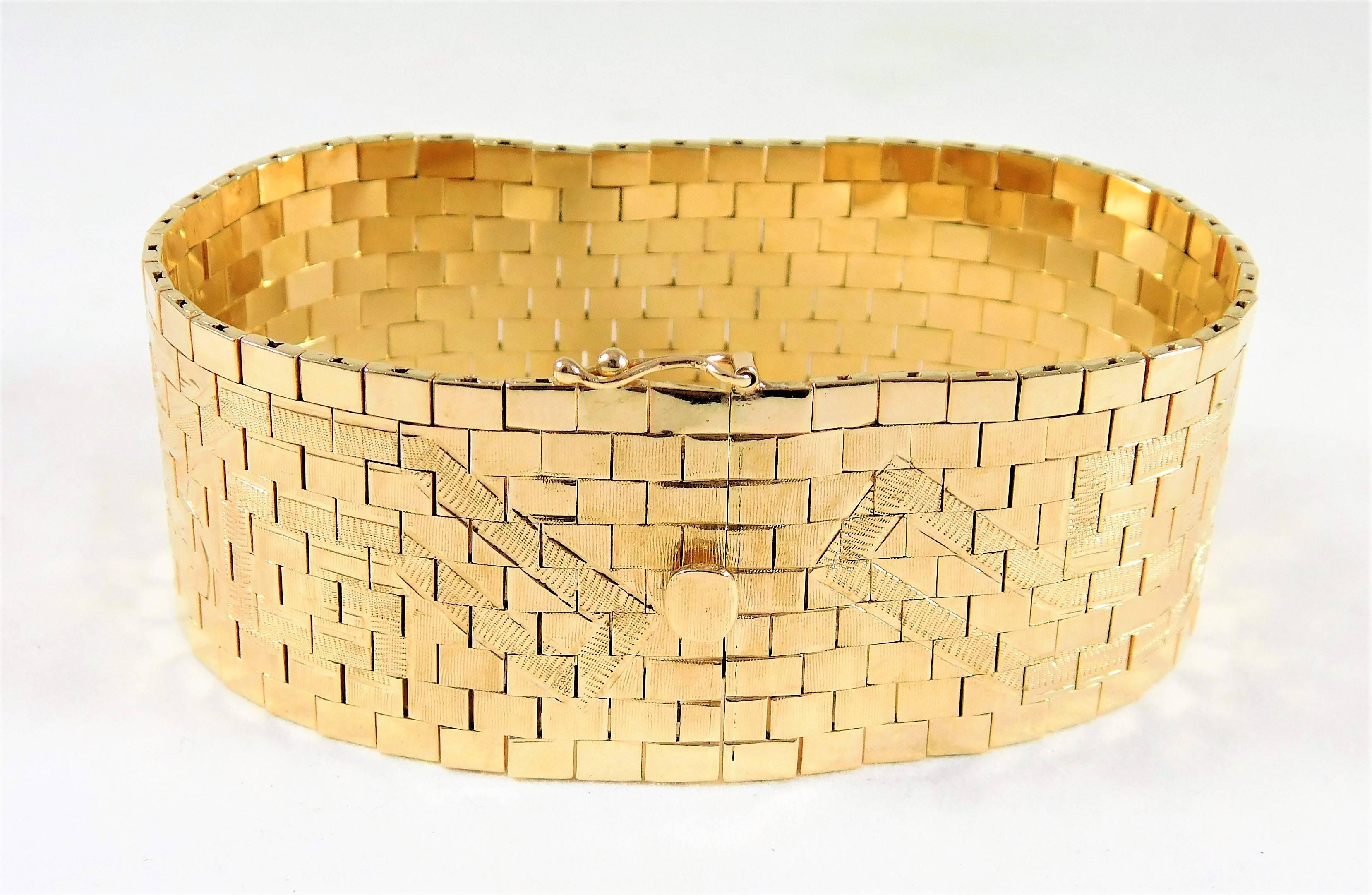 Breathtaking Gold Mesh Link Bracelet In Excellent Condition For Sale In Metairie, LA