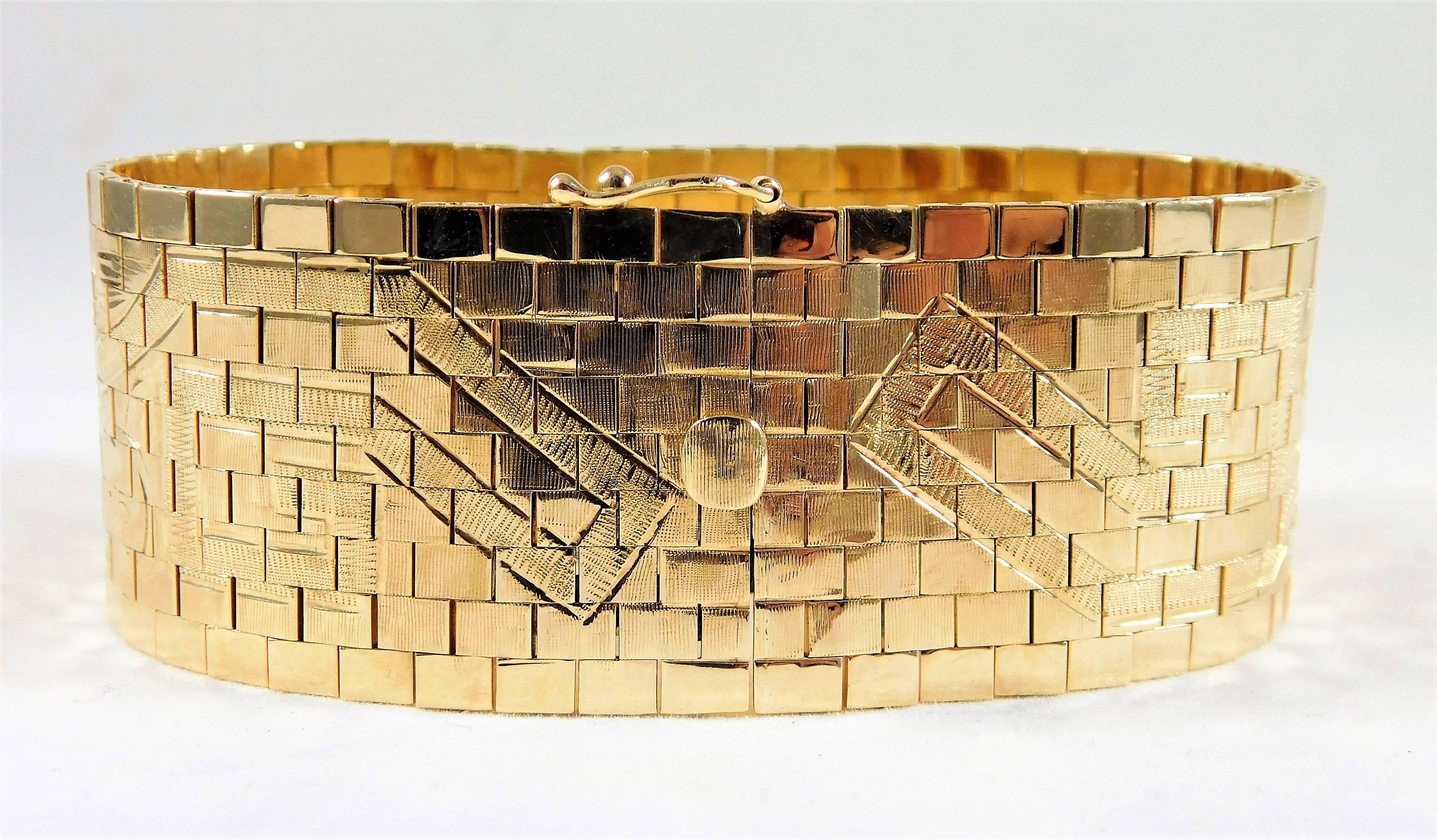 Breathtaking Gold Mesh Link Bracelet For Sale 4