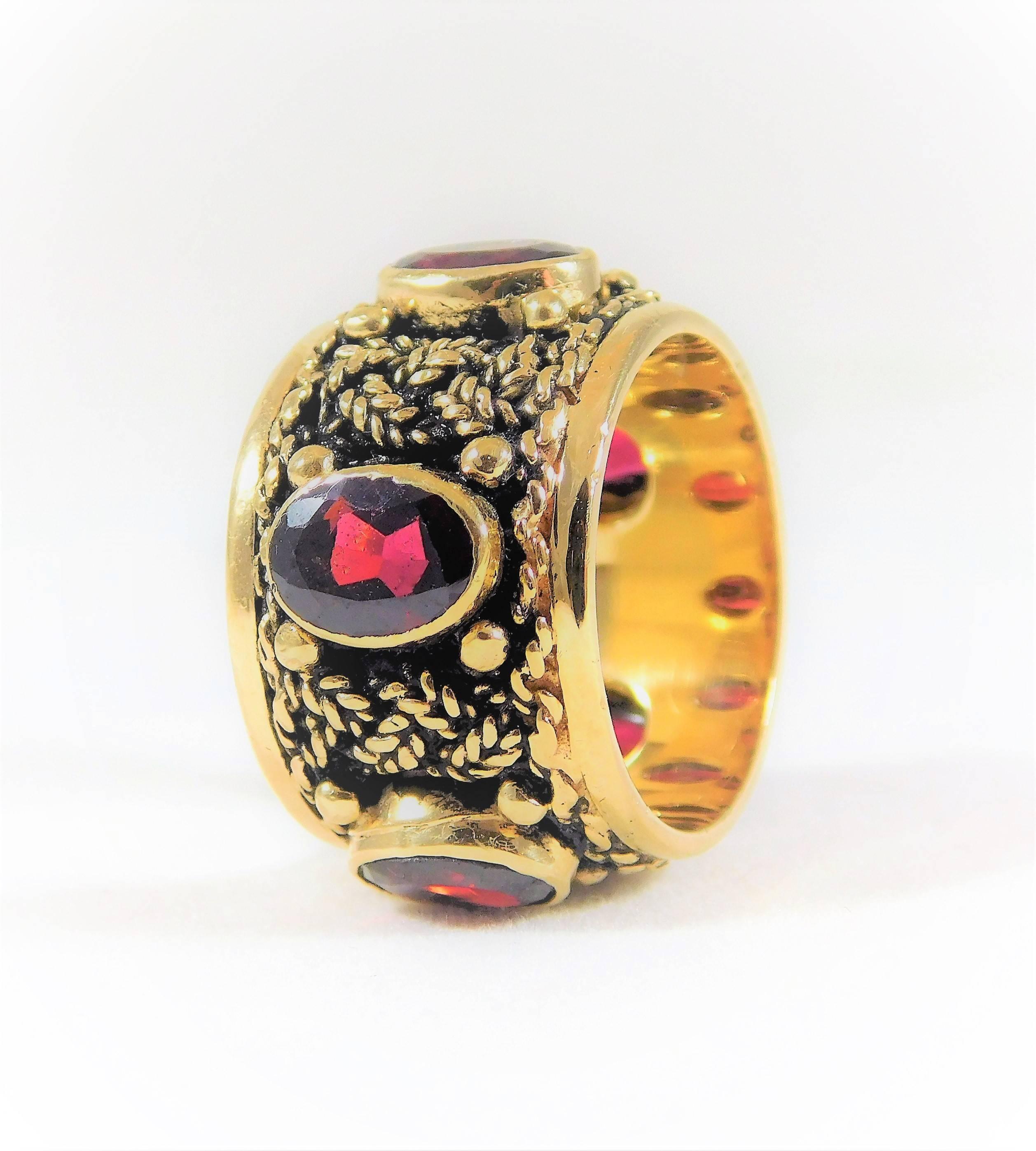 Victorian Magnificent 3.75 Carat Garnet yellow Gold Ring For Sale