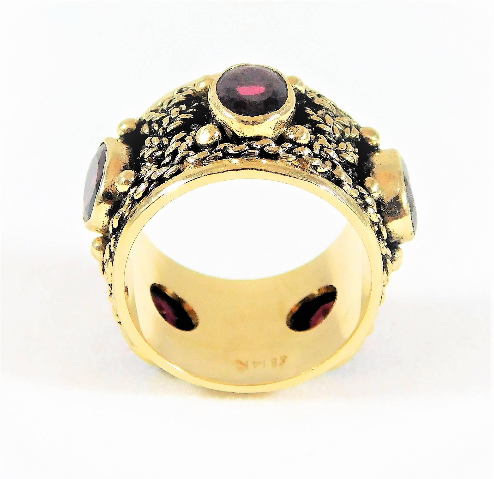 Magnificent 3.75 Carat Garnet yellow Gold Ring In Excellent Condition For Sale In Metairie, LA