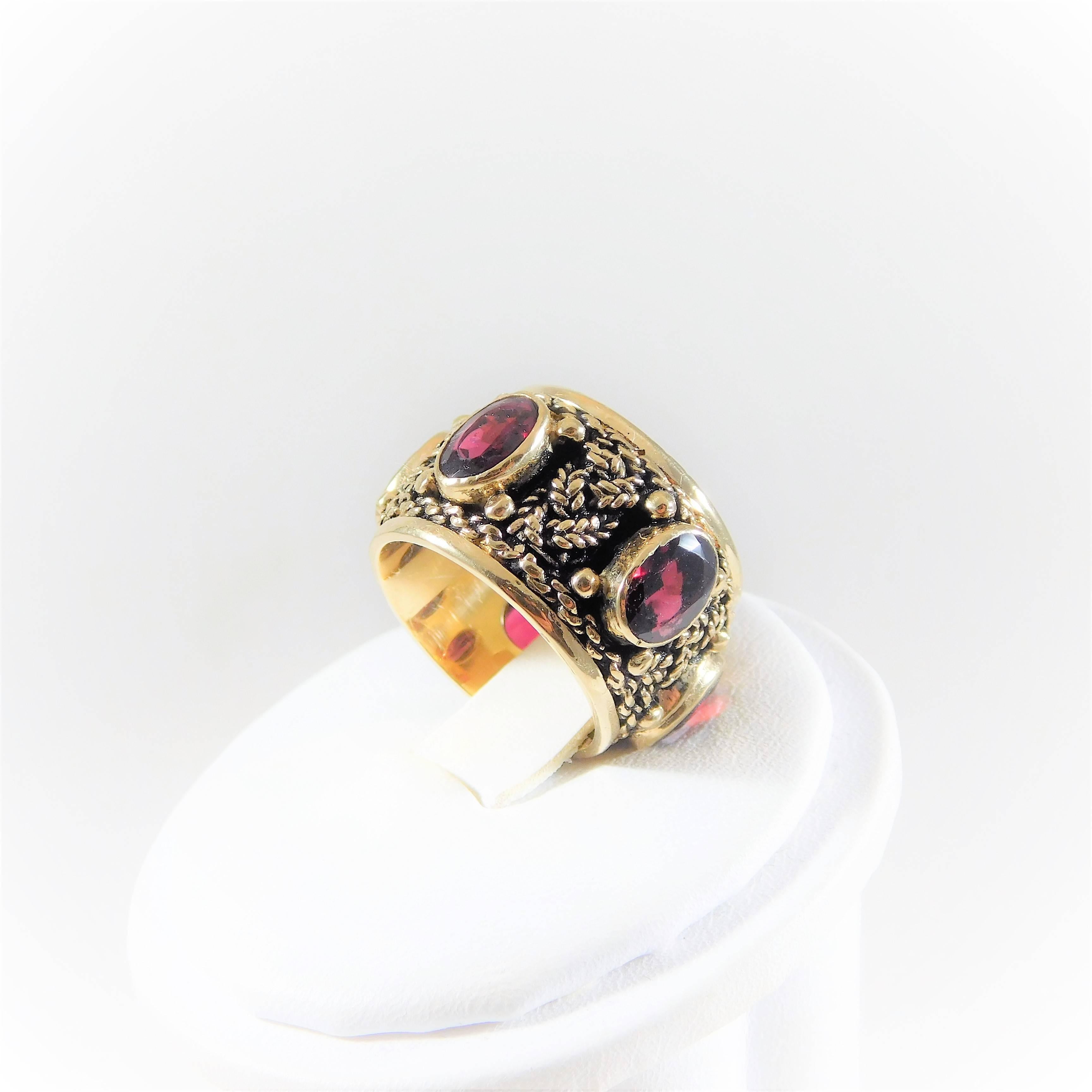 Magnificent 3.75 Carat Garnet yellow Gold Ring For Sale 1