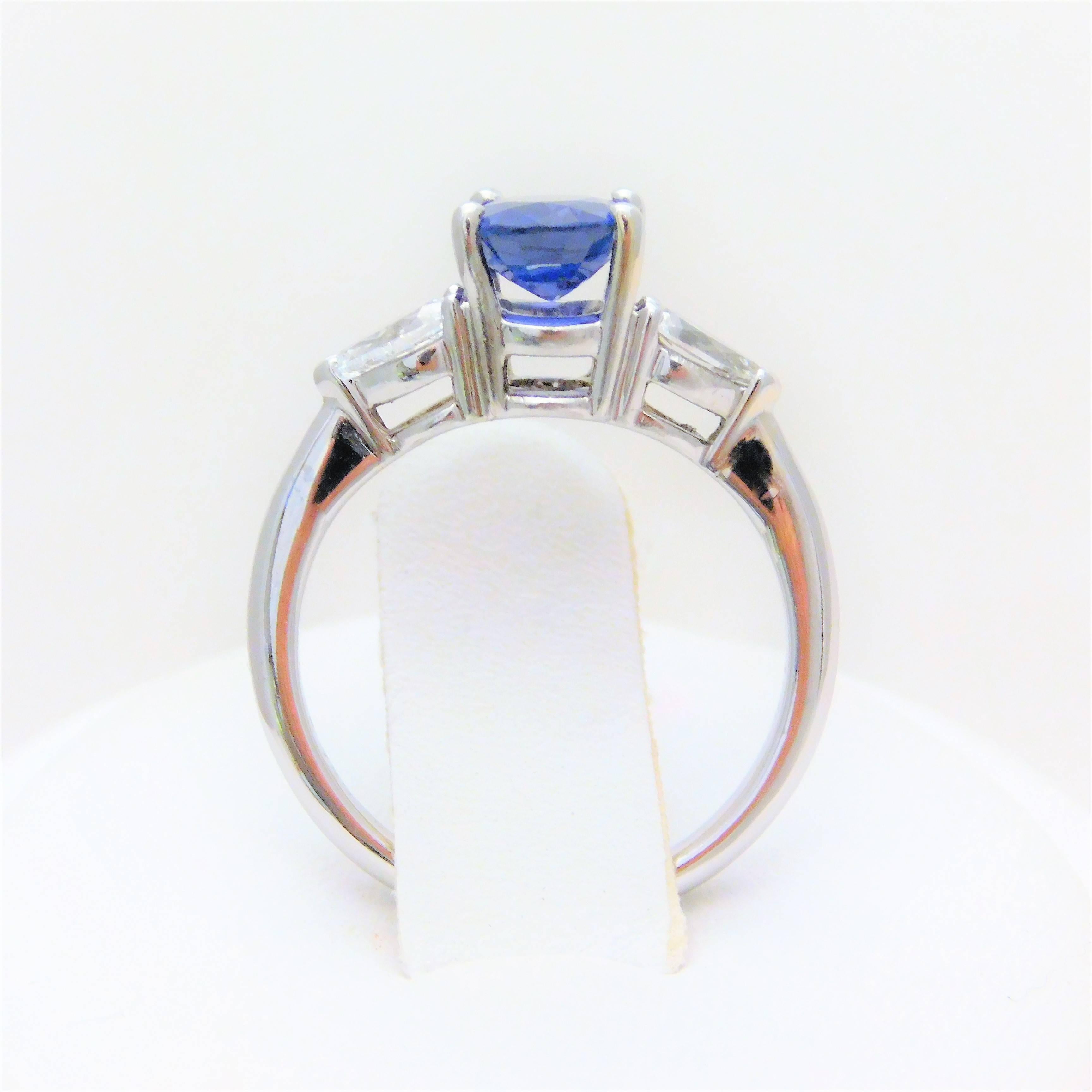 Ceylon Sapphire and Pear-Shaped Trillion-Cut Diamond Diner Ring 3