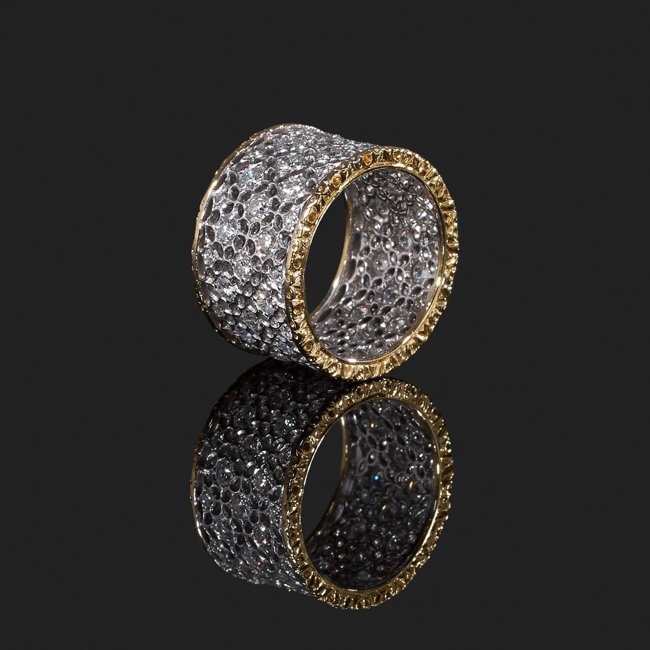 A diamonds and 18k gold ring. Signed Buccellati.